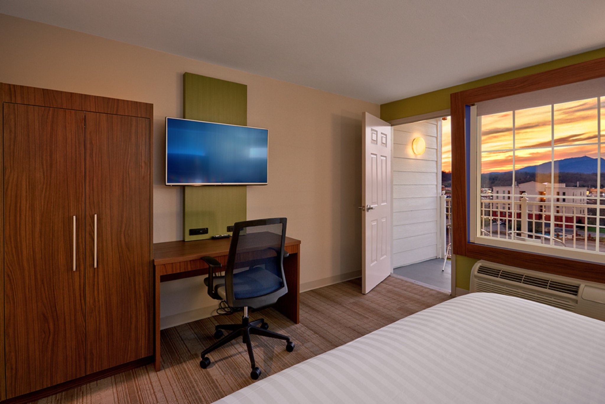 Holiday Inn Express & Suites Pigeon Forge - Sevierville by IHG Image