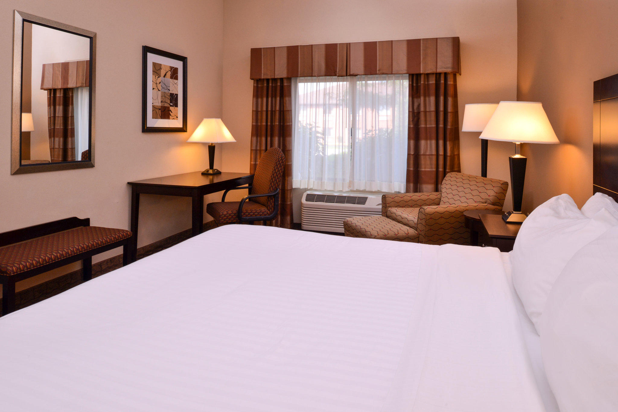 Holiday Inn Express & Suites Fairmont Photo