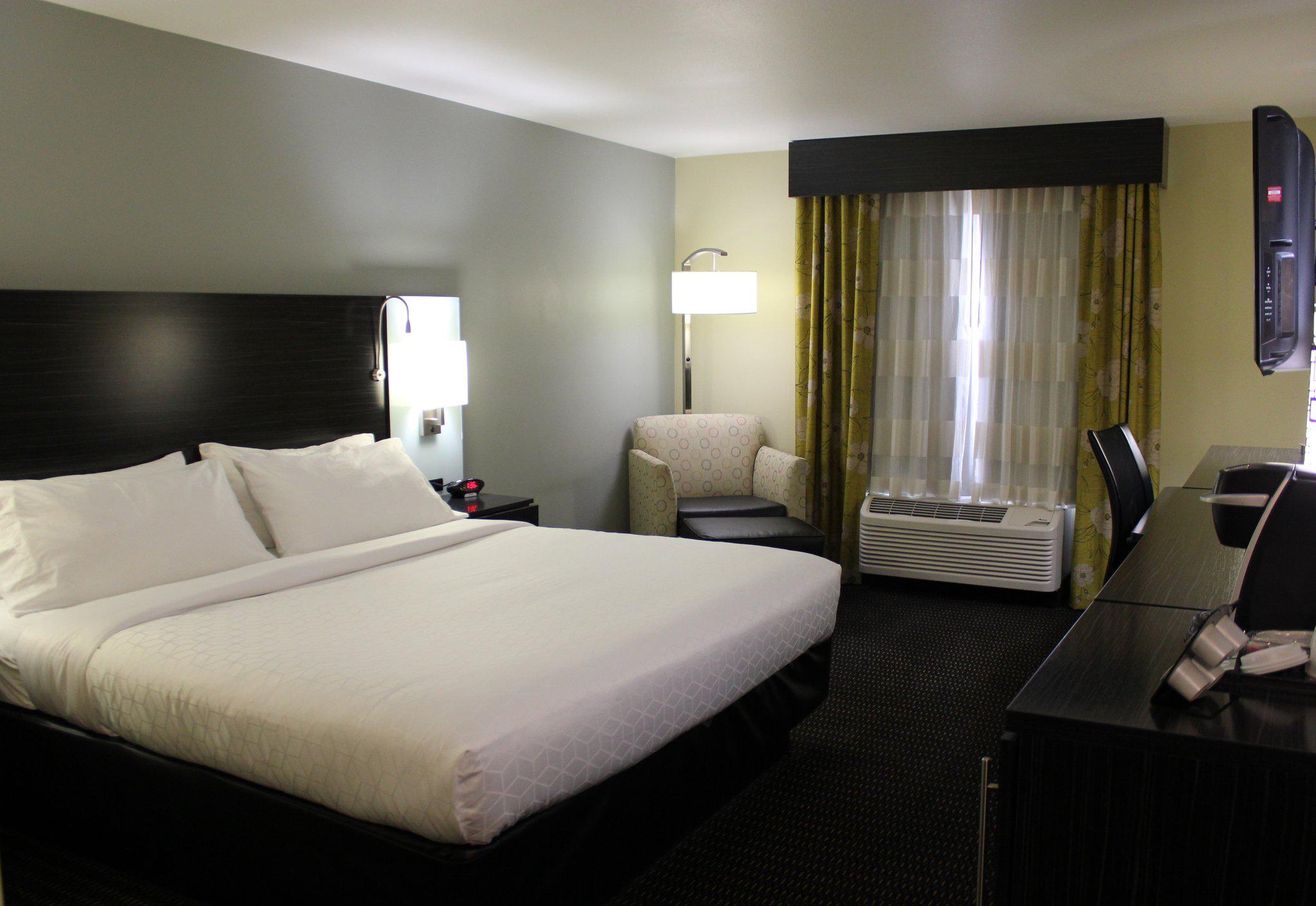 Holiday Inn Express & Suites Marion Photo