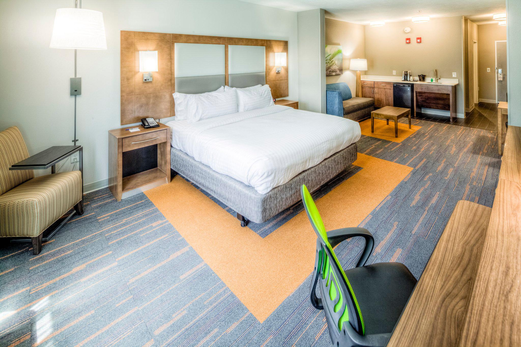 Holiday Inn Express & Suites Cleveland West - Westlake Photo