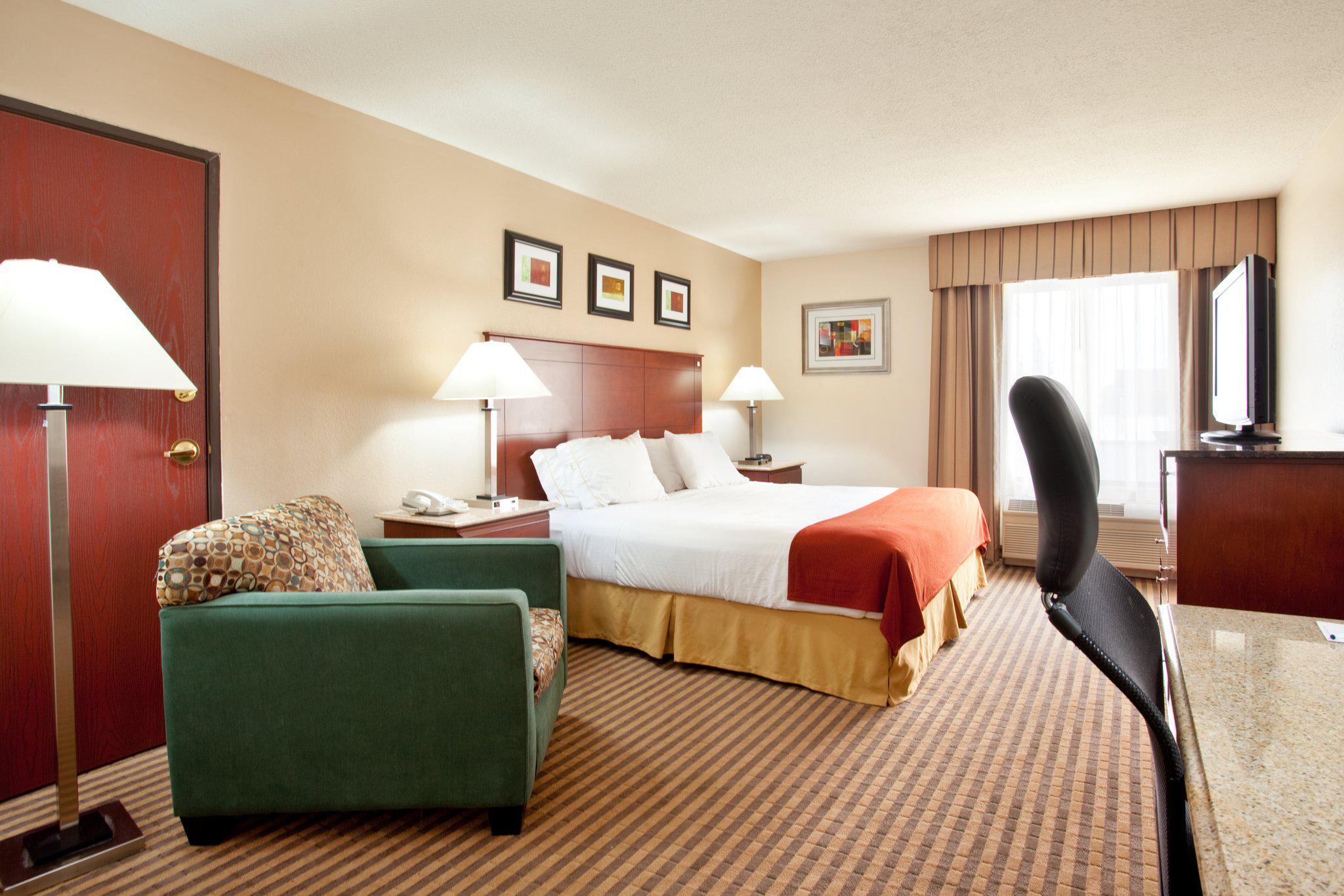Holiday Inn Express & Suites Three Rivers Photo