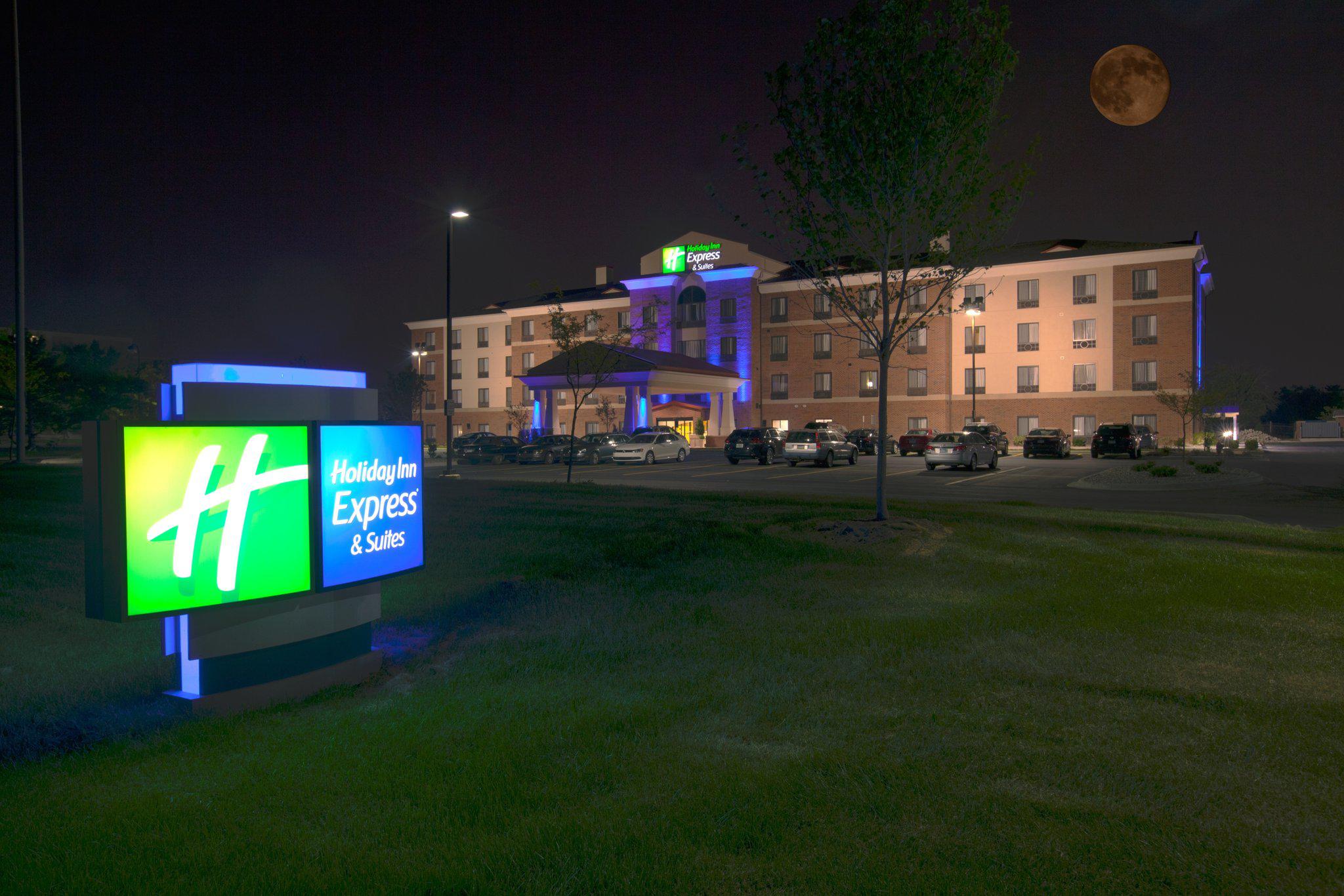 Holiday Inn Express & Suites Detroit North - Troy Photo