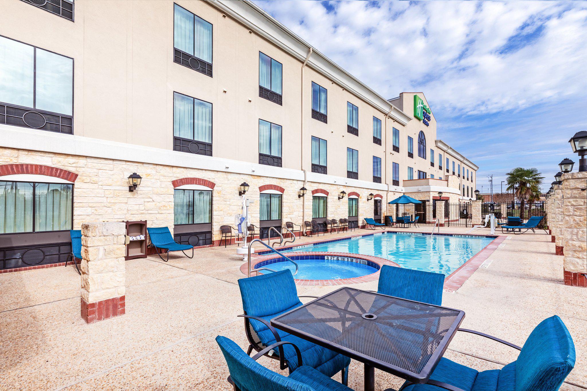 Holiday Inn Express & Suites Floresville Photo