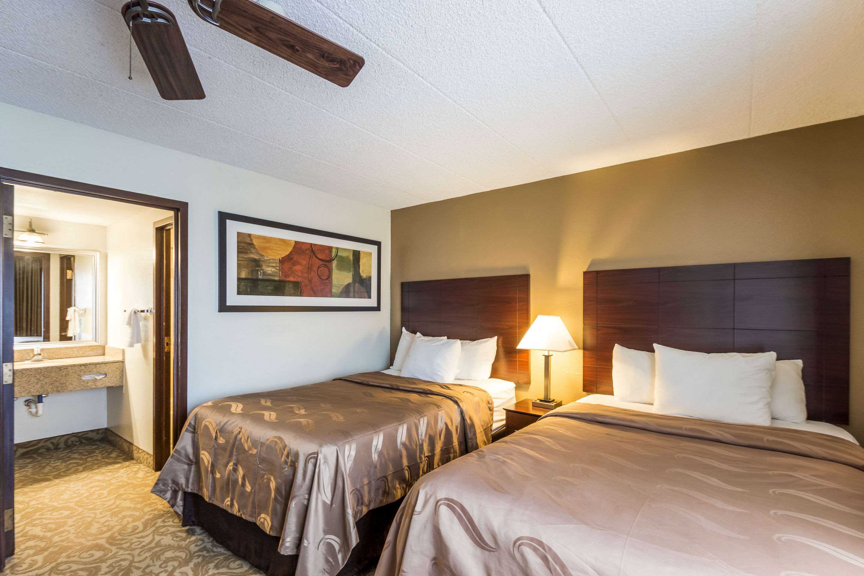 Quality Suites Milwaukee Airport Photo