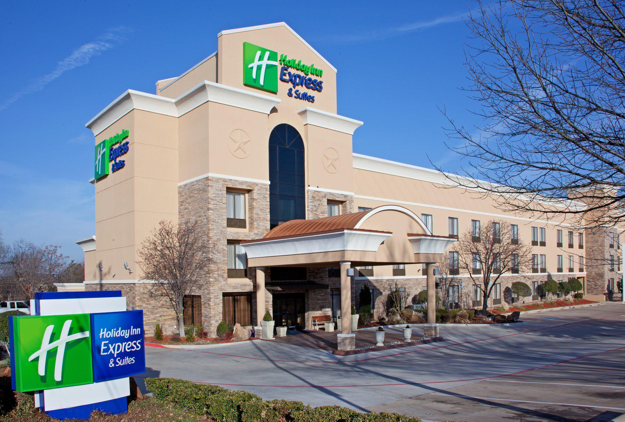 Holiday Inn Express & Suites Arlington (I-20-Parks Mall) Photo