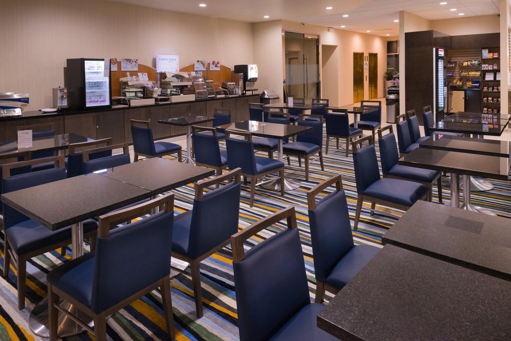 Holiday Inn Express & Suites Pasadena - Los Angeles Photo