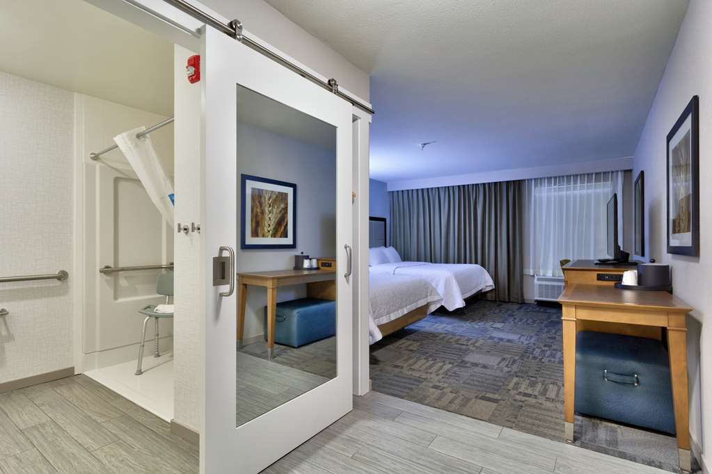 Hampton Inn Salina Image