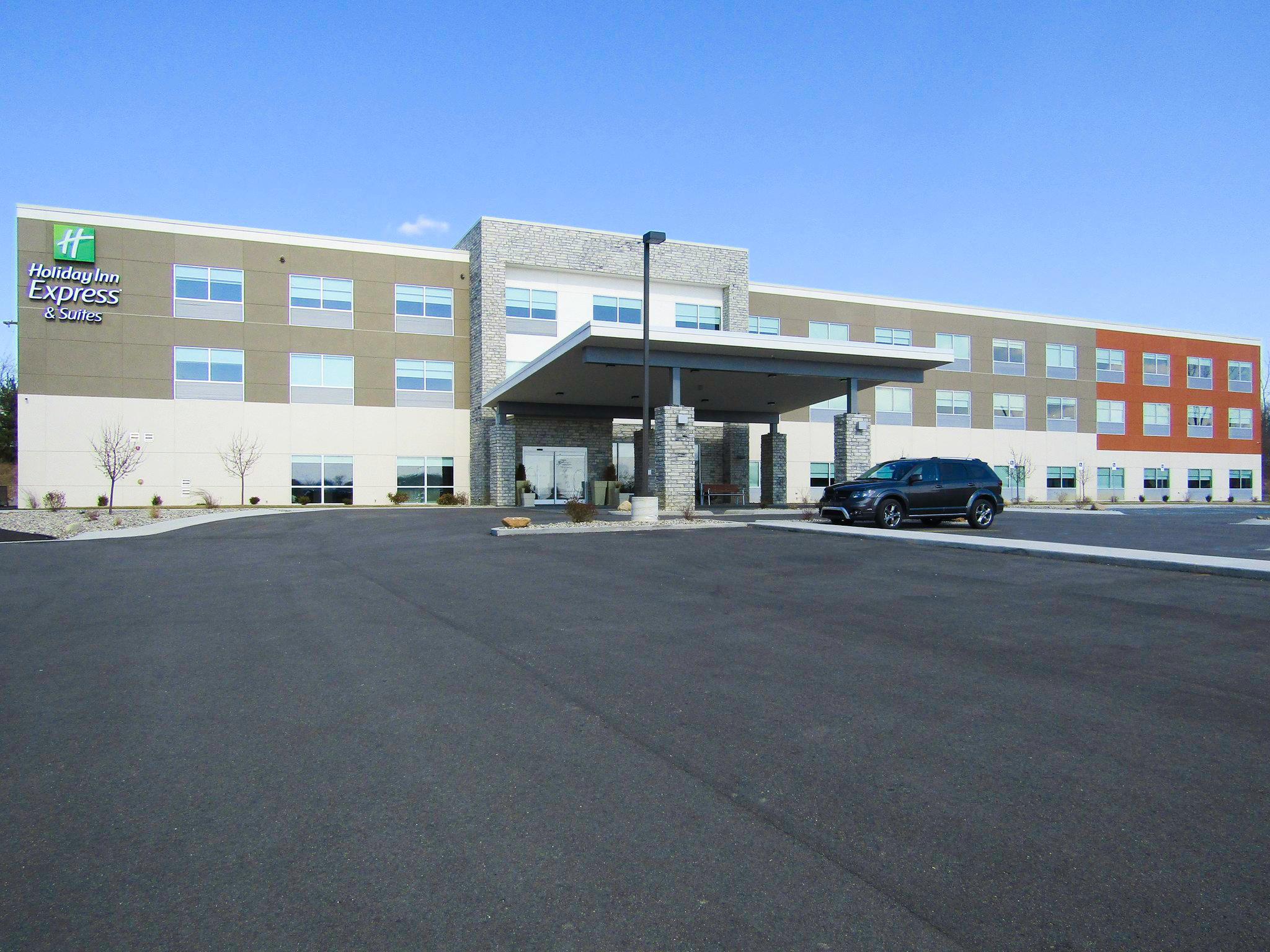Holiday Inn Express & Suites Coldwater Photo