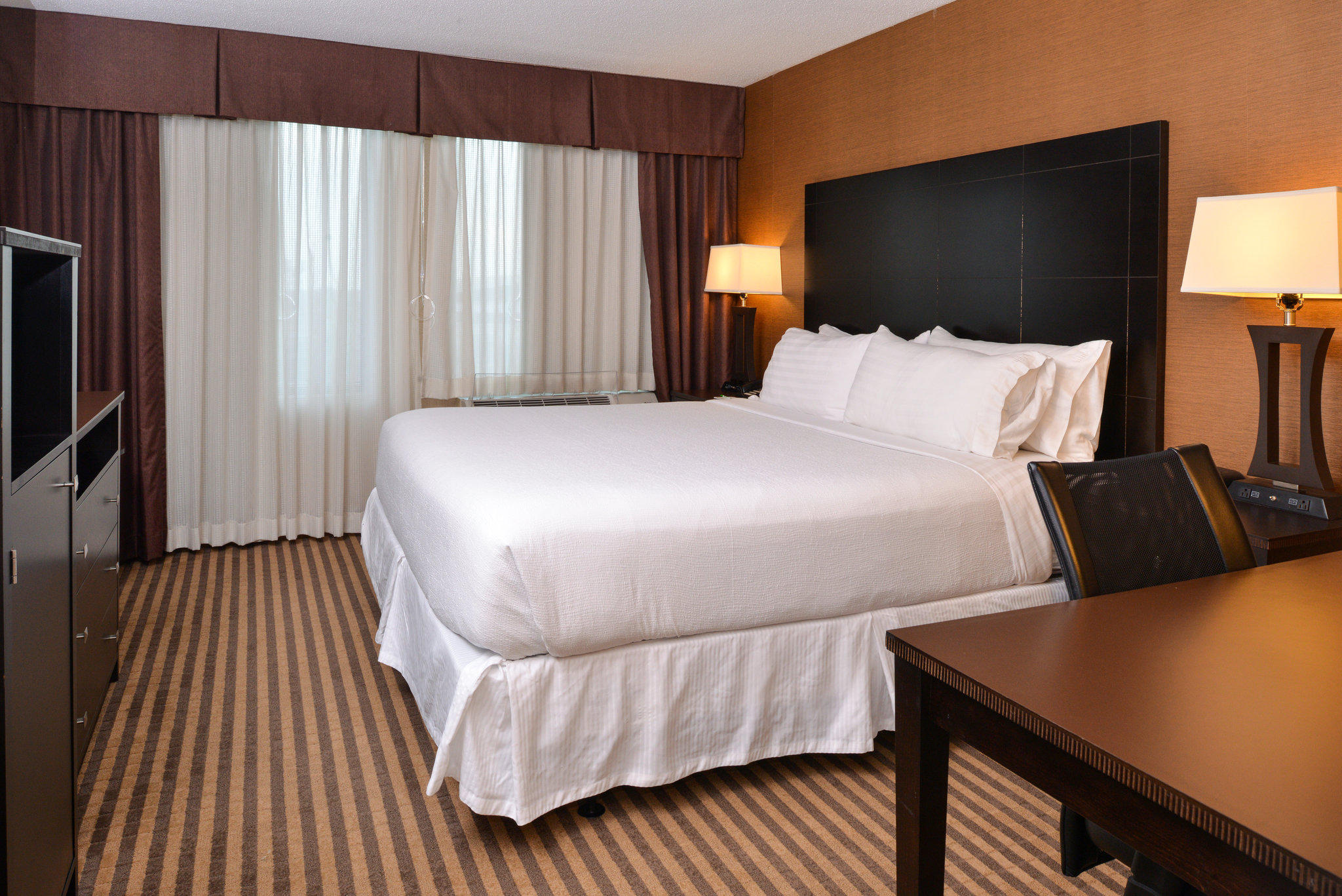 Holiday Inn Charlotte-Center City Photo