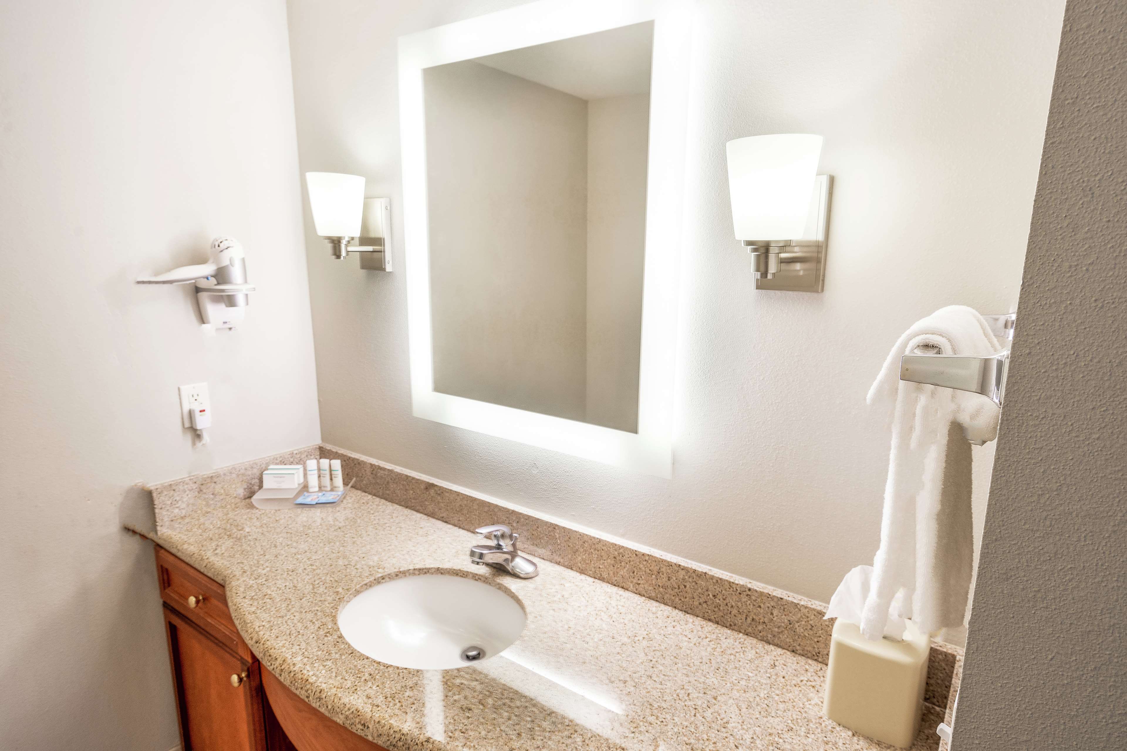 Guest room bath