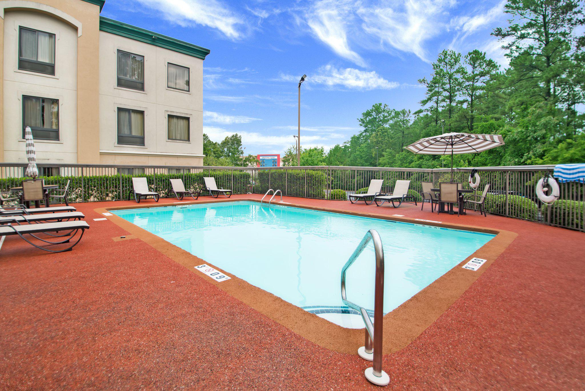 Holiday Inn Express & Suites Fayetteville-Ft. Bragg Photo