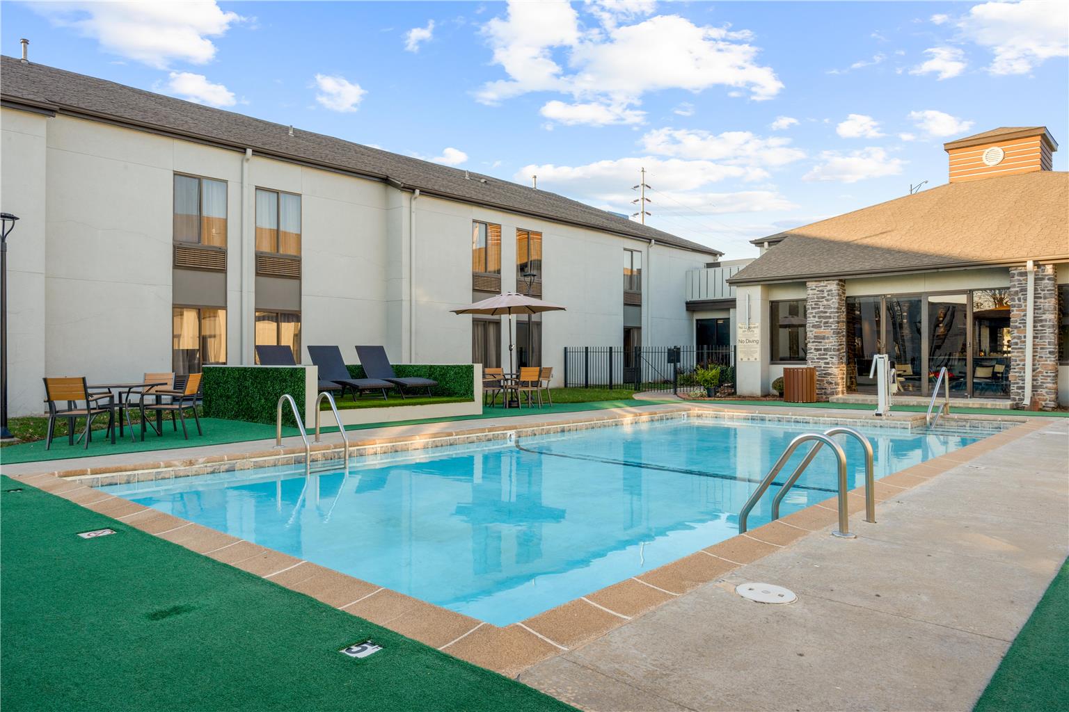 Best Western Courtview Hotel Image