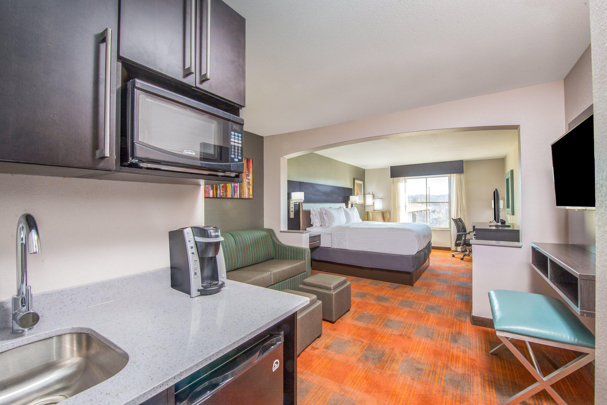 Holiday Inn Express & Suites Shawnee-Kansas City West Photo