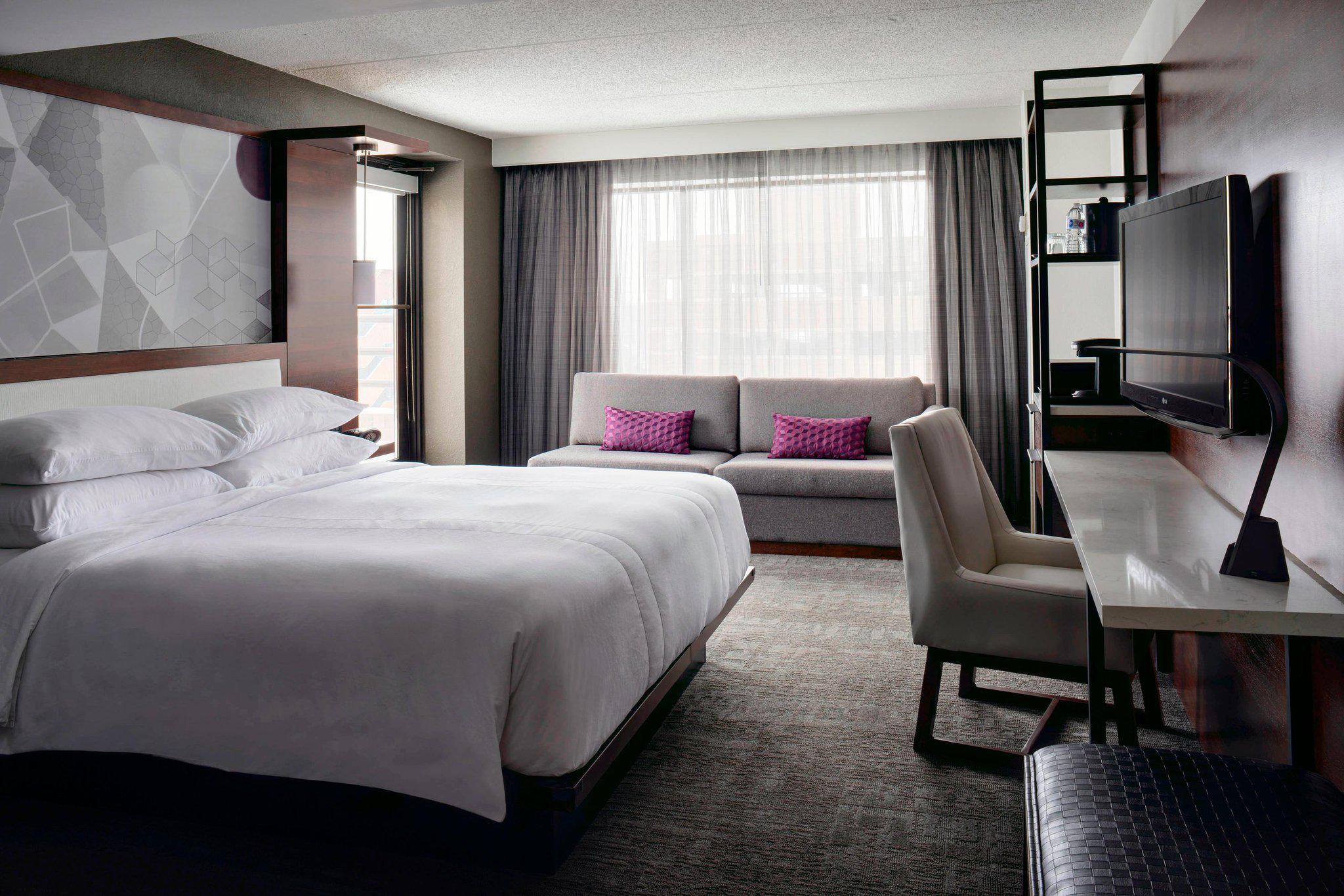 Marriott East Lansing at University Place Photo