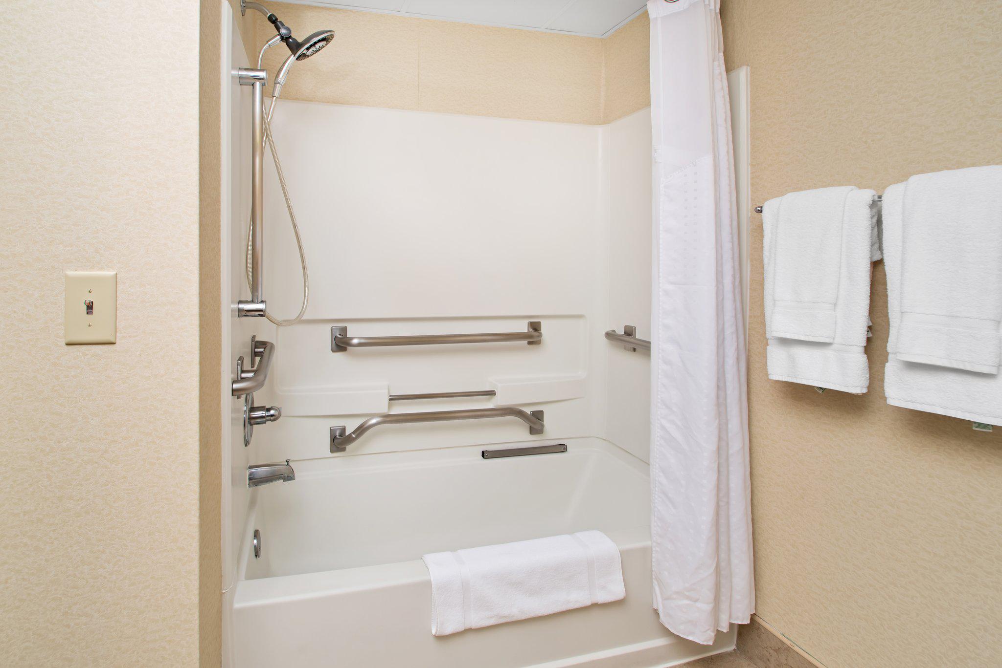 Holiday Inn Express & Suites Fayetteville-Ft. Bragg Photo