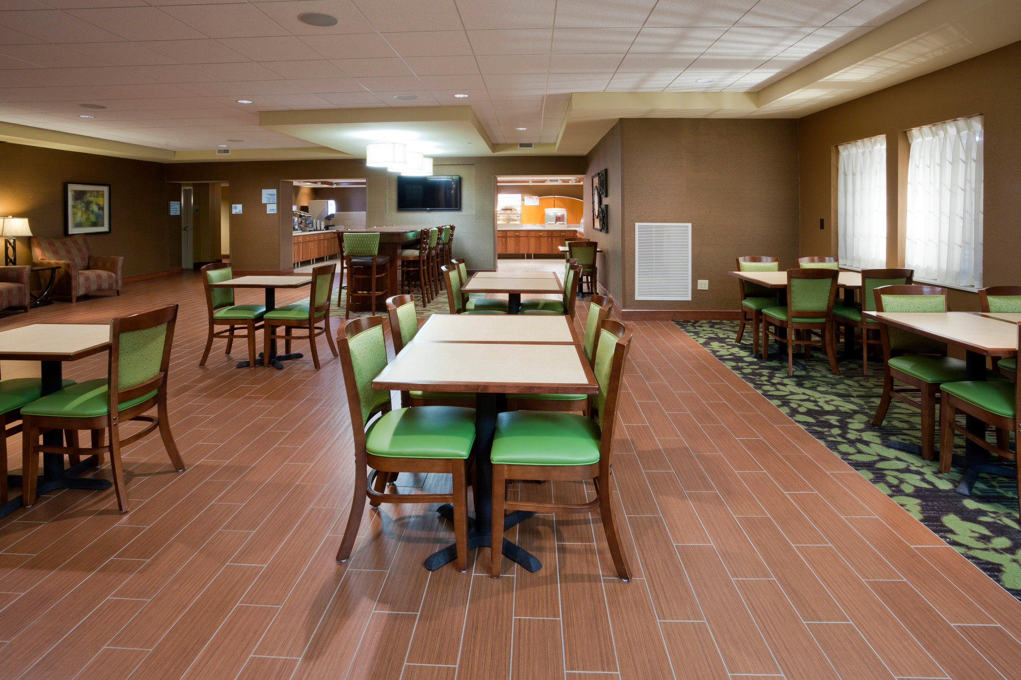 Holiday Inn Express & Suites Willmar Photo