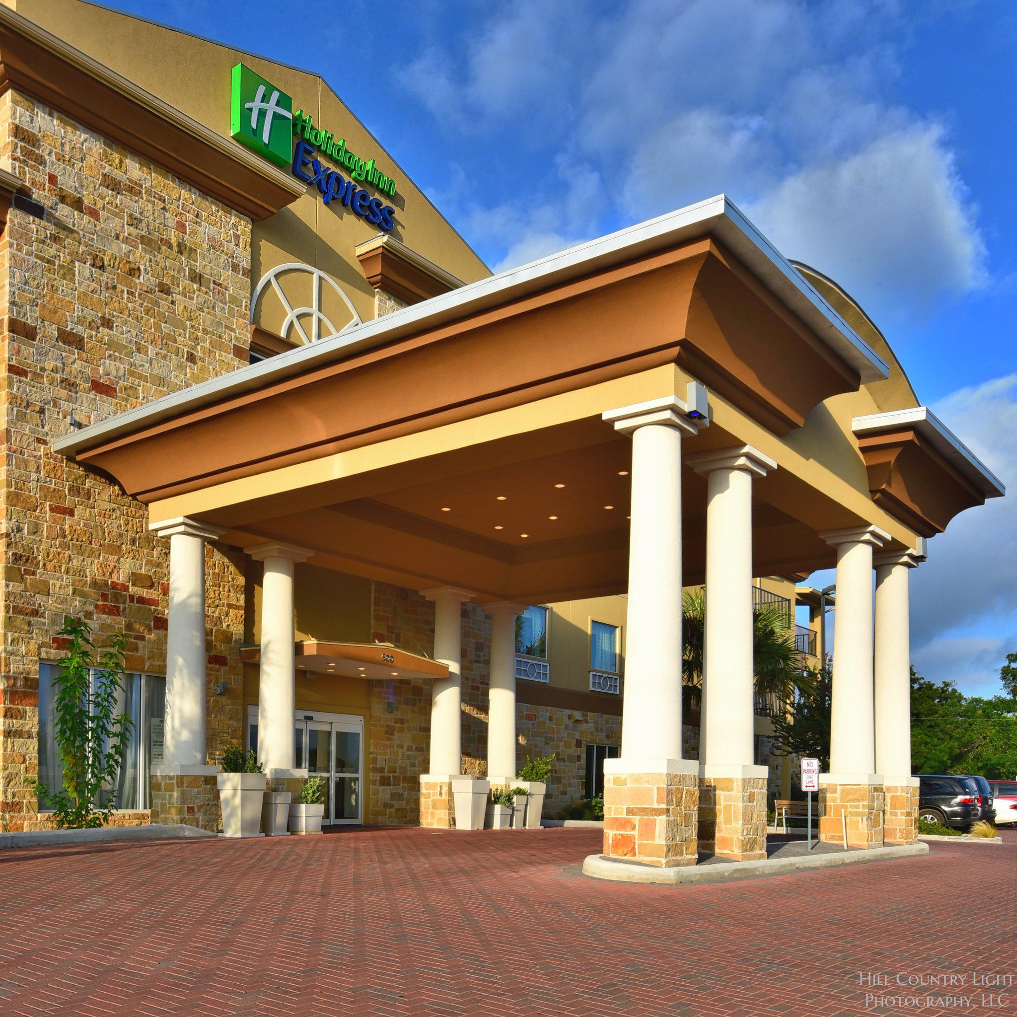 Holiday Inn Express & Suites Fredericksburg Photo