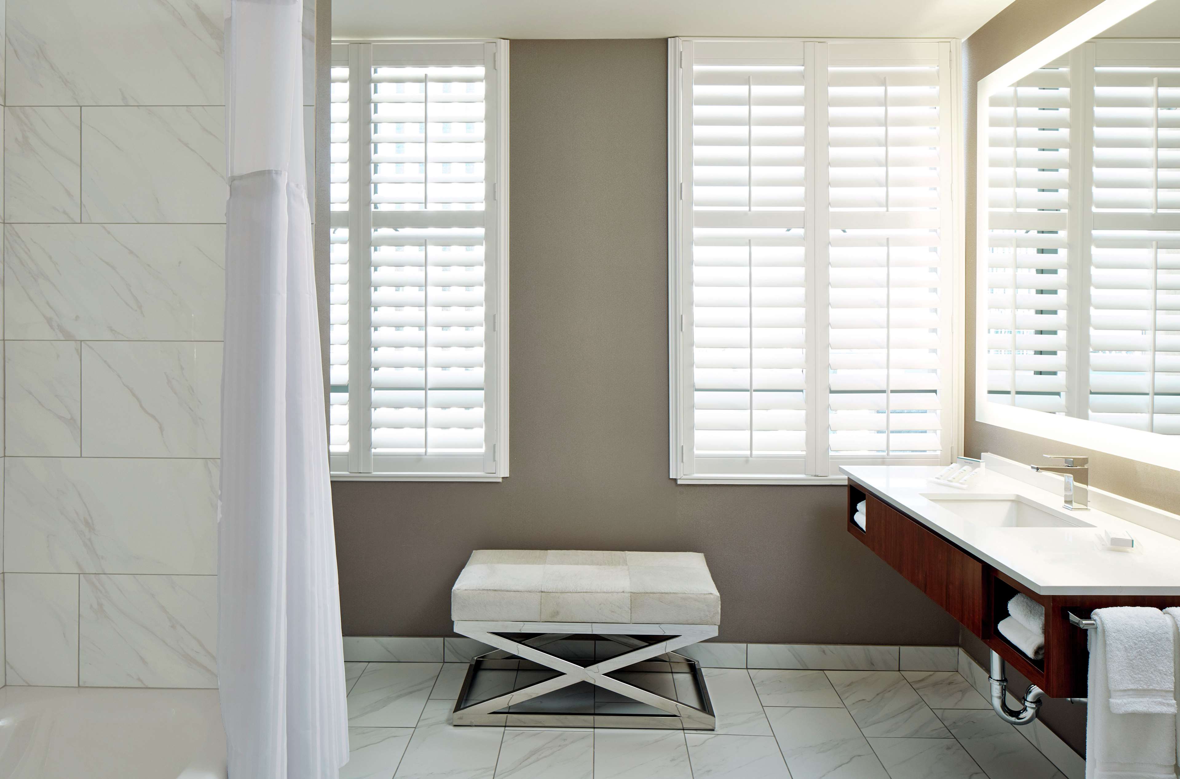 Guest room bath