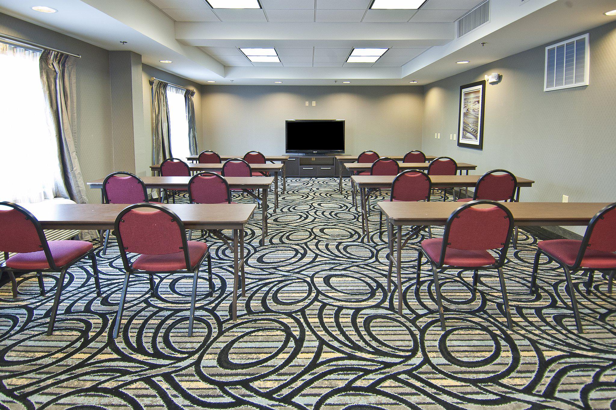 Holiday Inn Express & Suites Jackson/Pearl Intl Airport Photo