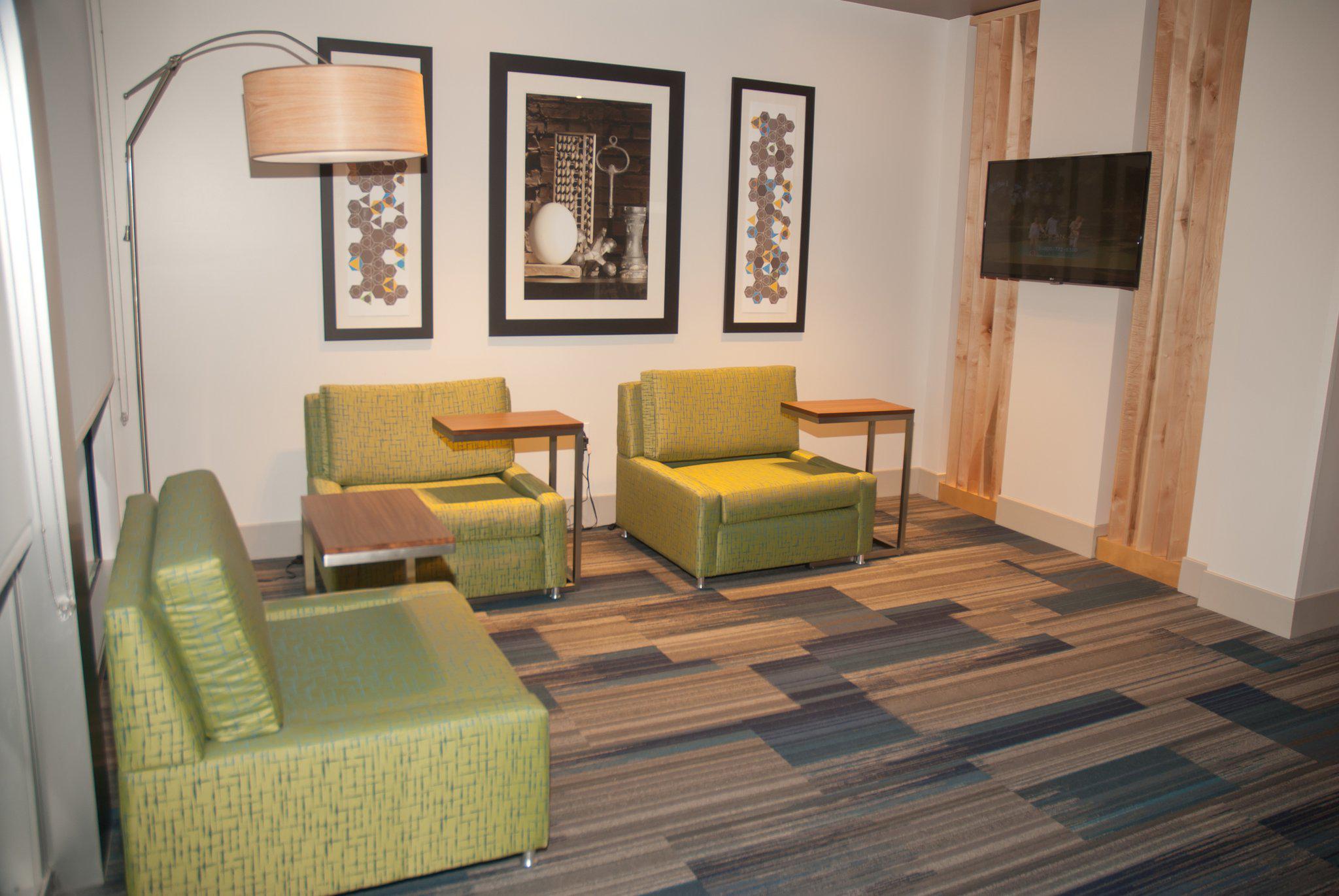 Holiday Inn Express & Suites Decatur Photo