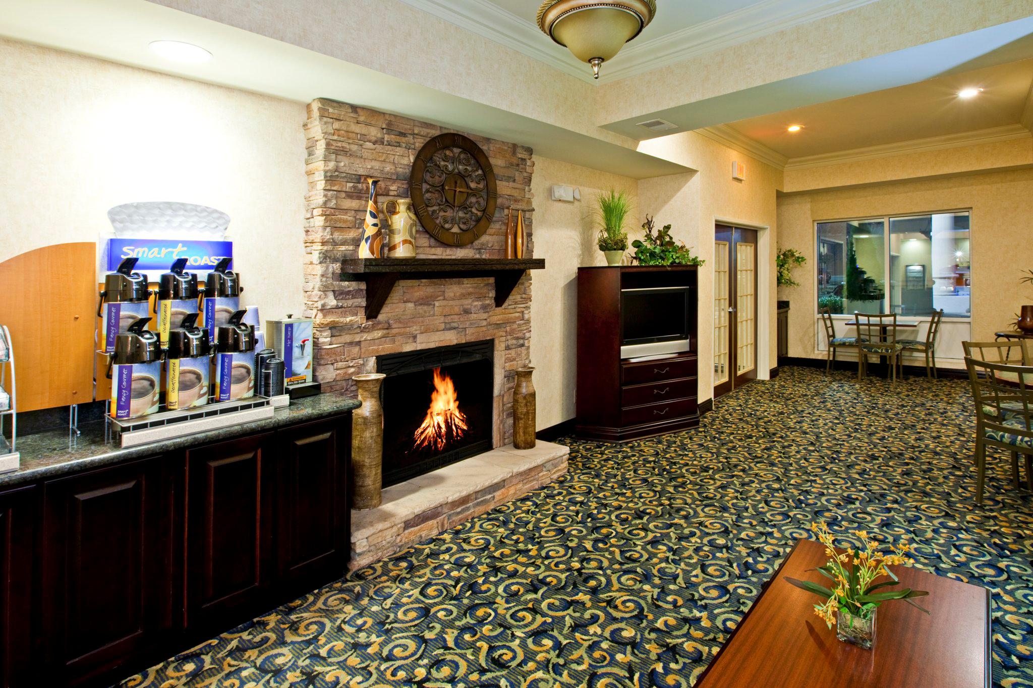 Holiday Inn Express & Suites Frankfort Photo