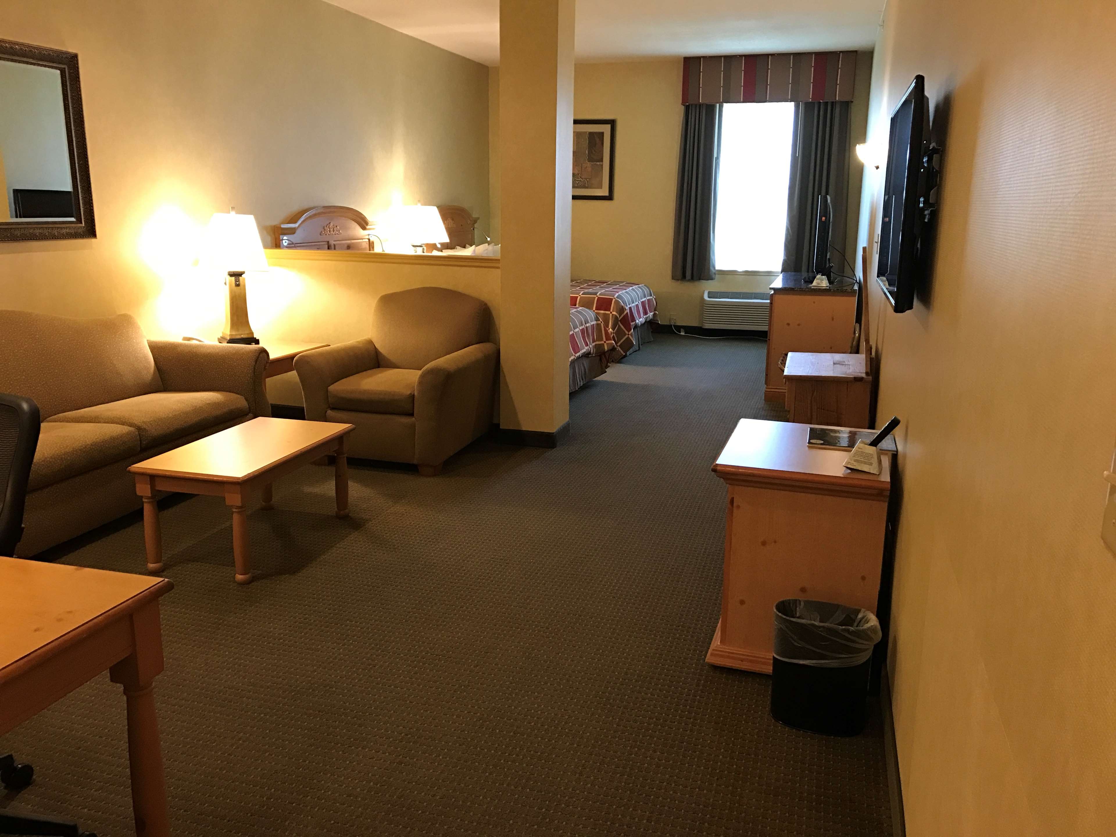 Best Western Plus Revere Inn & Suites Photo