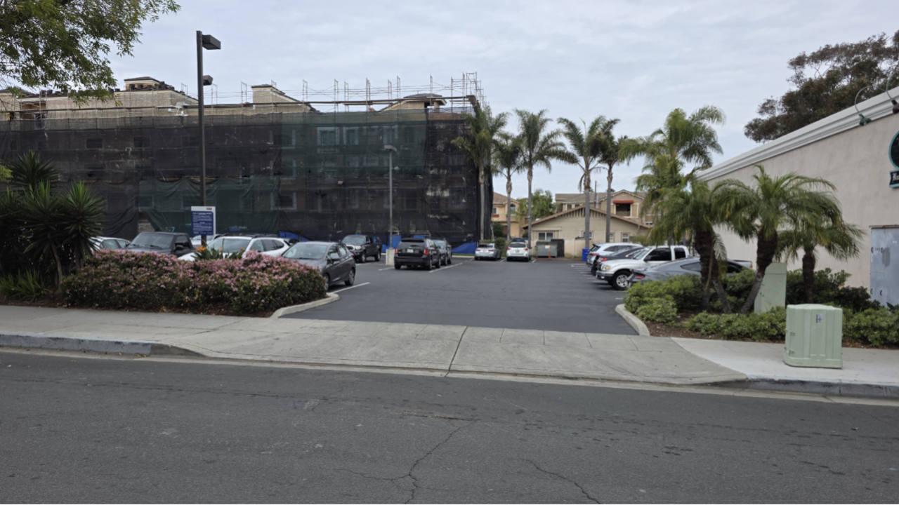 LAZ Parking - 372 Grand Ave