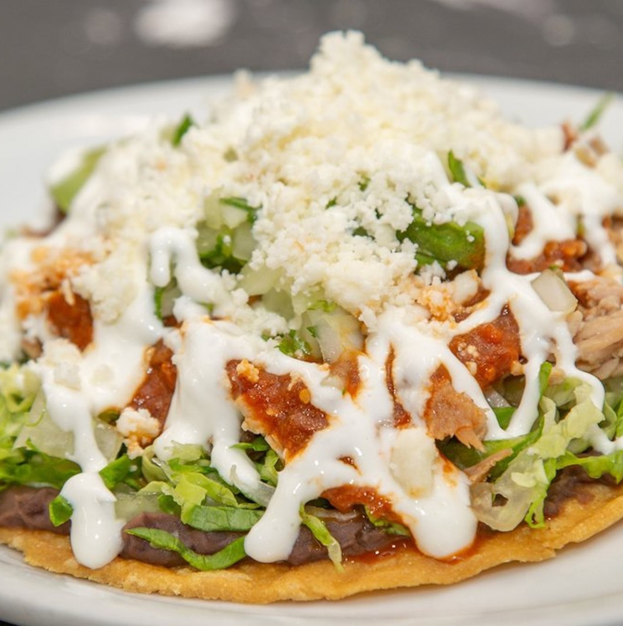 Tostada - Carnitas en Salsa Morita