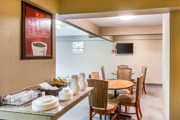 Images Econo Lodge Inn & Suites