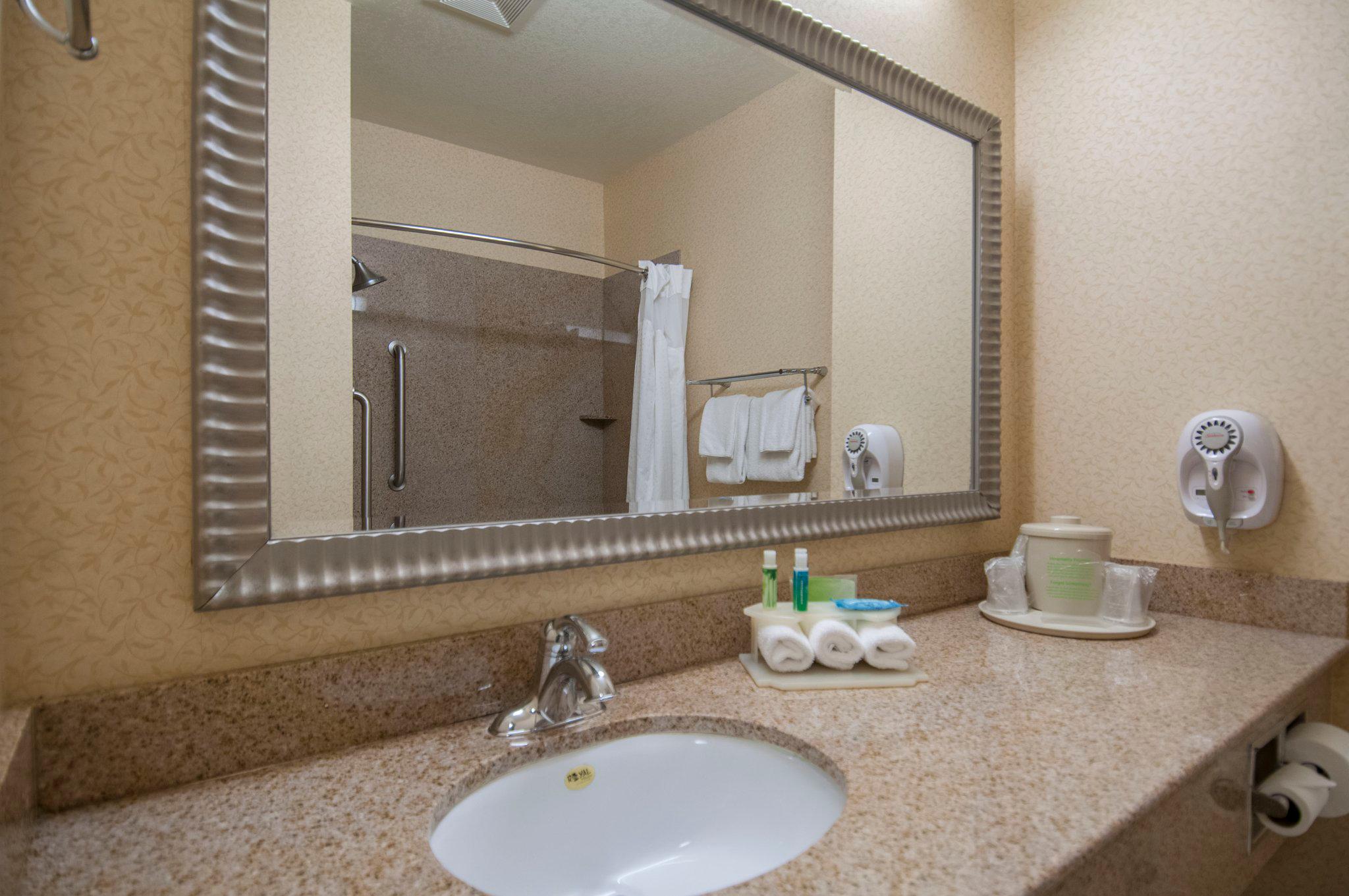 Holiday Inn Express & Suites Bakersfield Central Photo