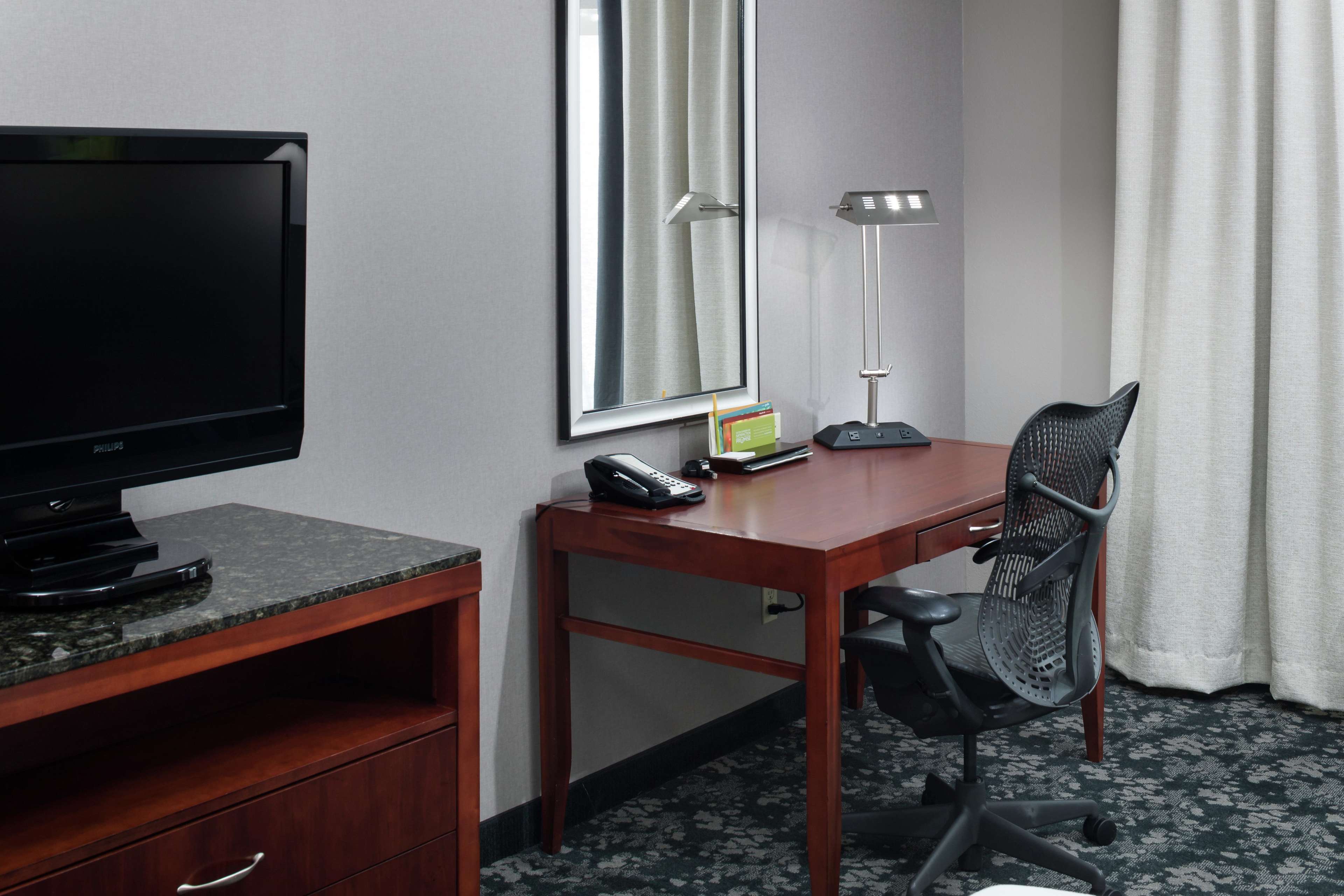 Hilton Garden Inn Lake Forest Mettawa Photo