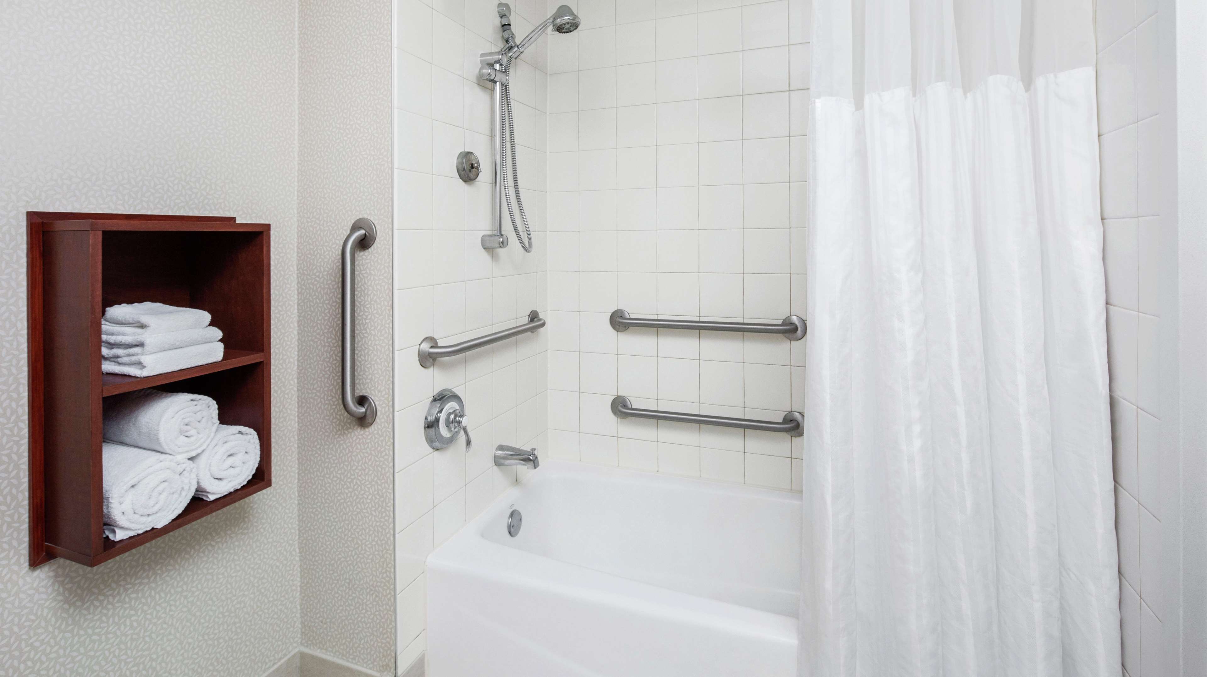 Guest room bath