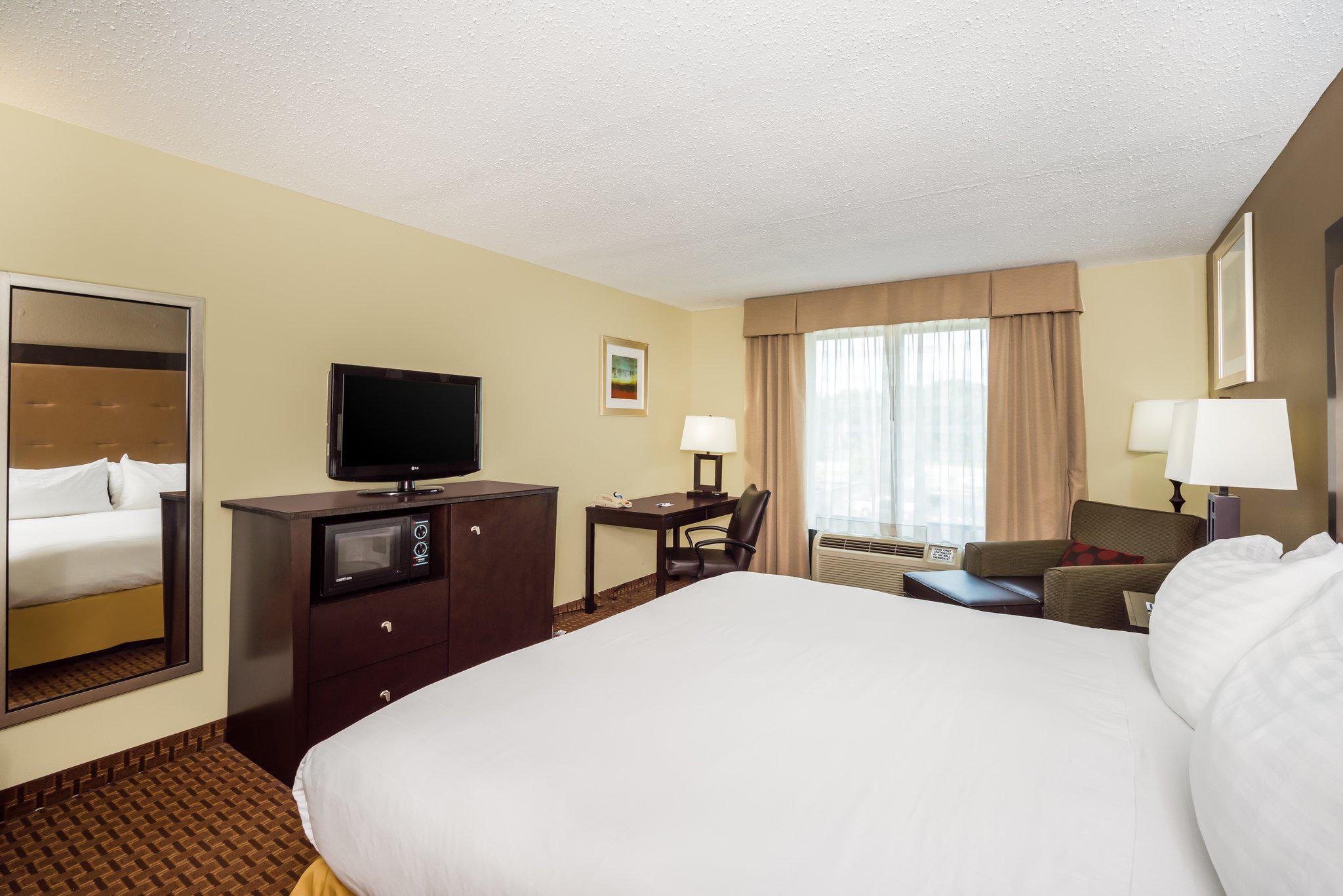 Holiday Inn Express & Suites North East Photo