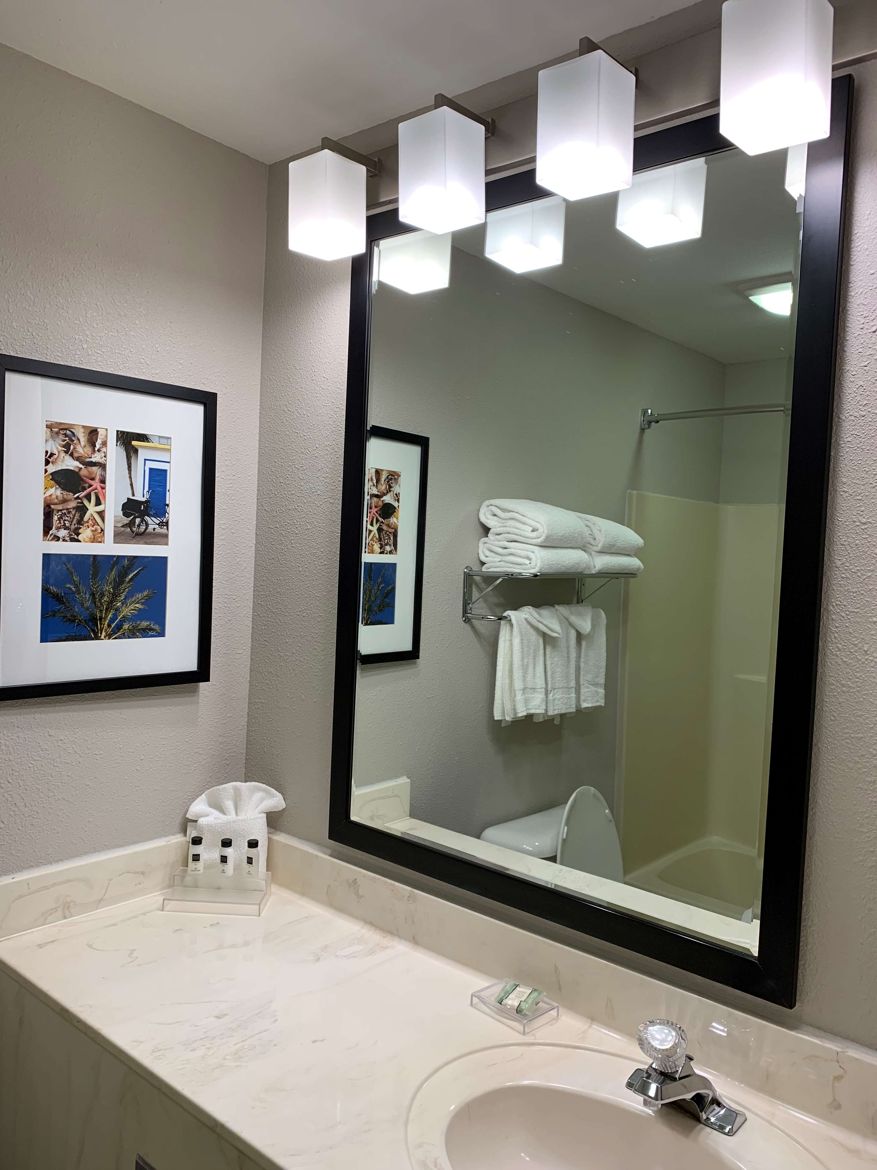 Country Inn & Suites by Radisson, Kenosha, WI Photo