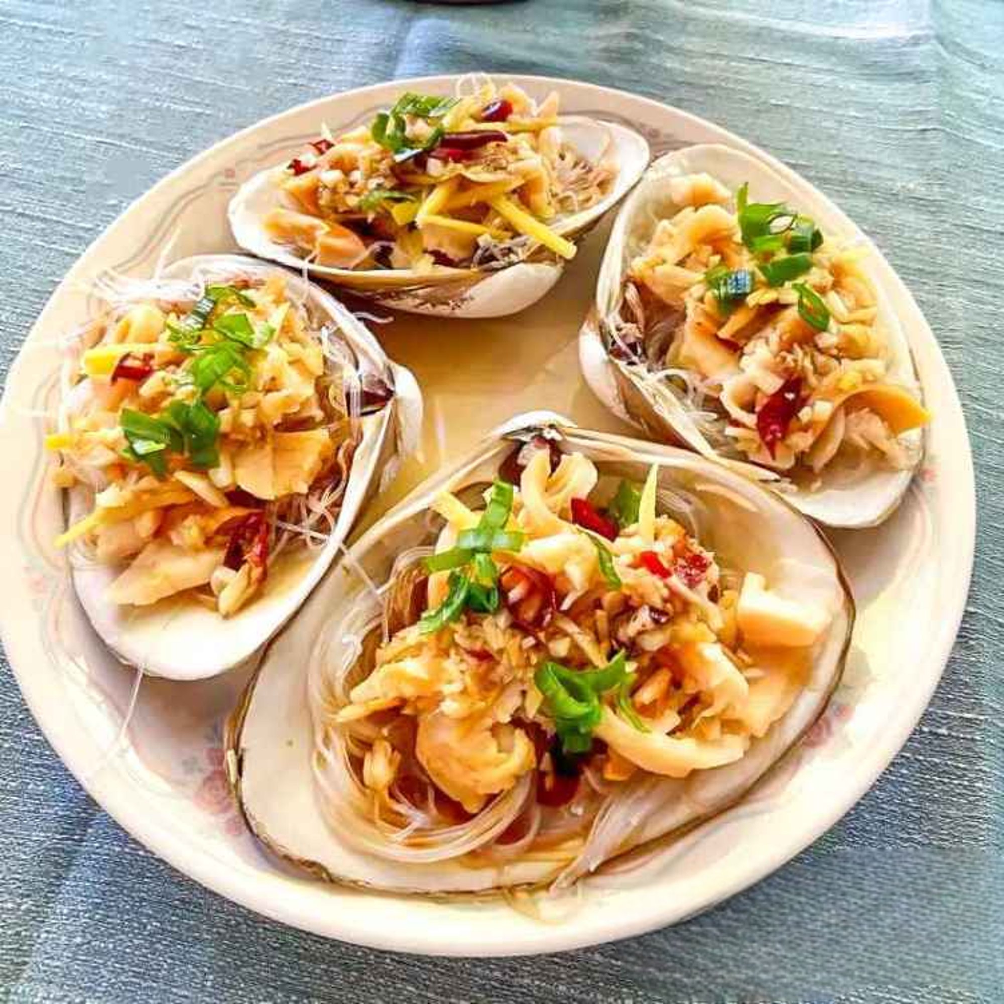 HS12. 金蒜粉絲蒸貴妃蚌/Steamed Fresh Giant Clams w. Minced Garlic