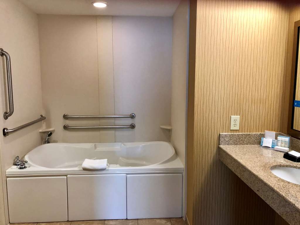 Hampton Inn & Suites Woodstock, VA Image