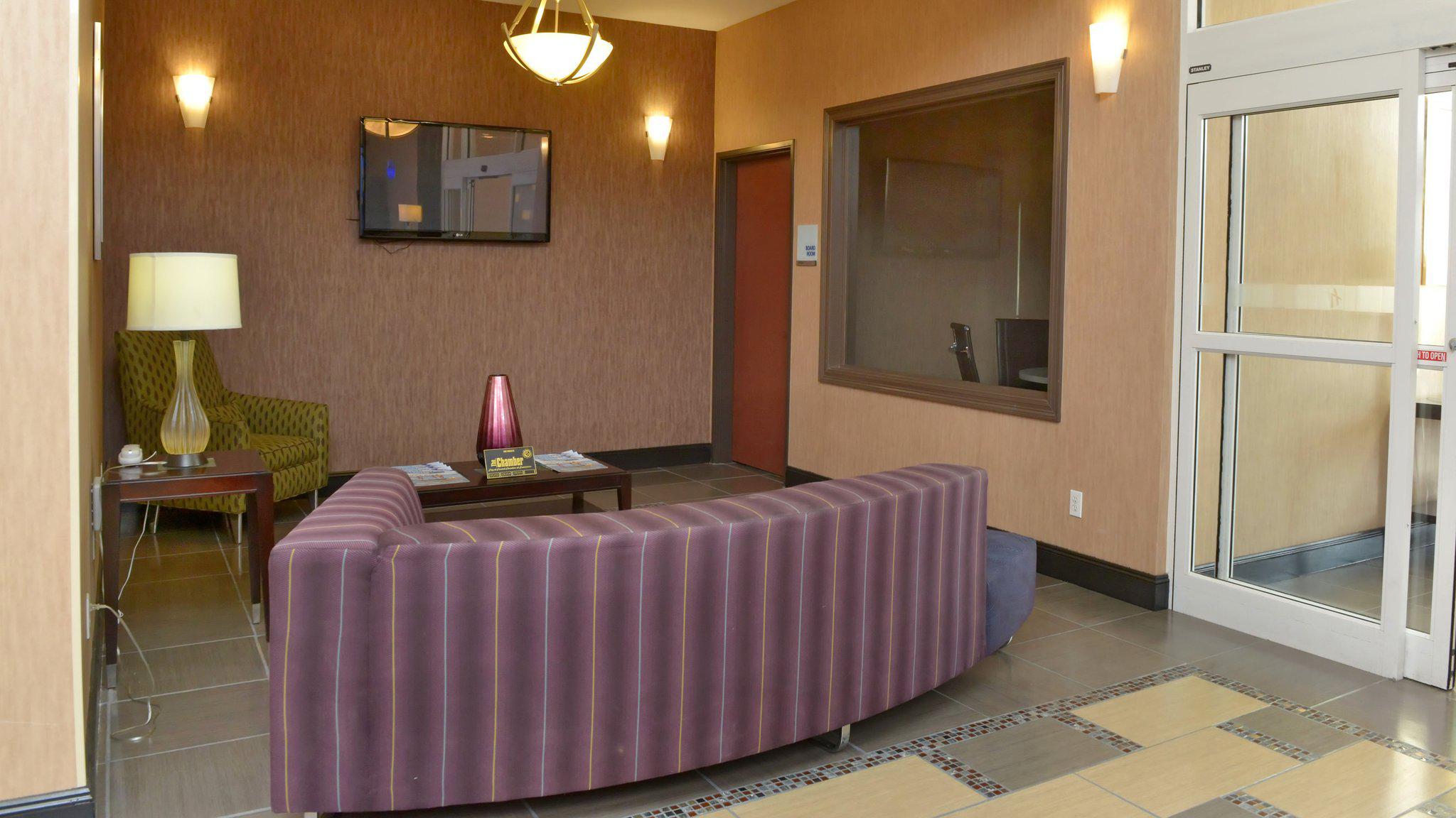 Holiday Inn Express & Suites Baton Rouge North Photo