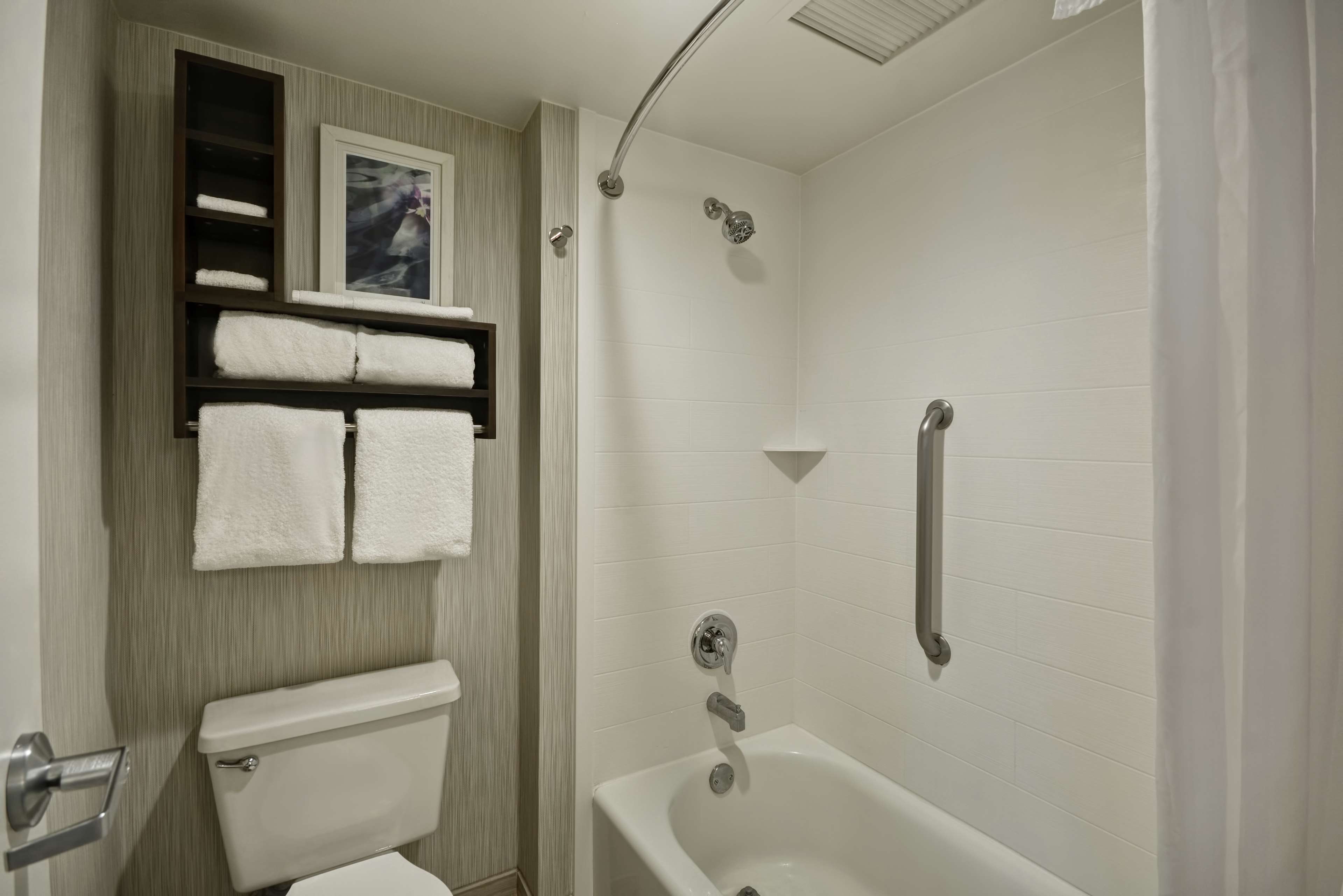 Guest room bath