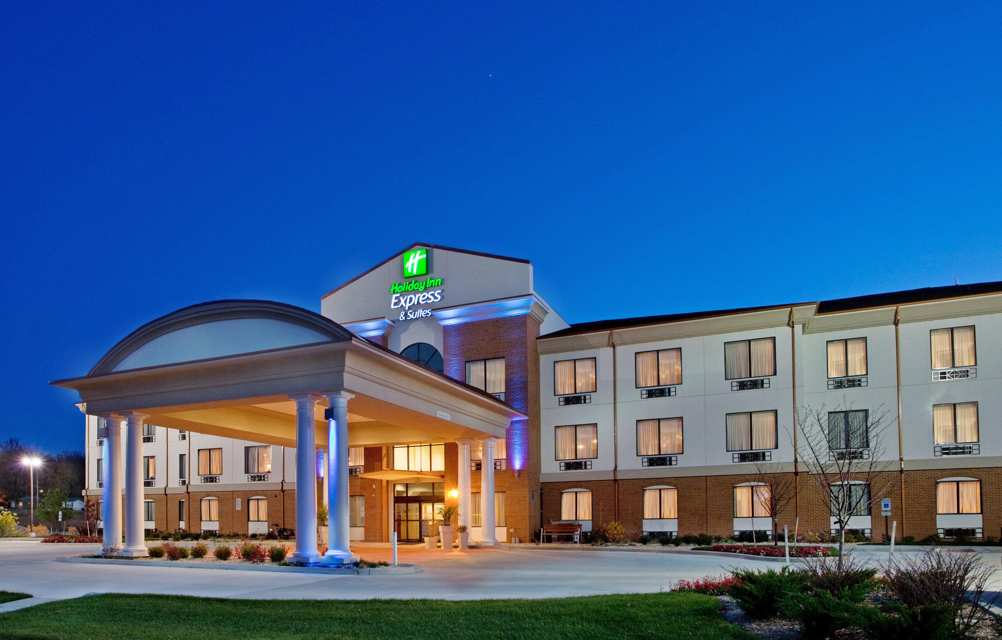 Holiday Inn Express & Suites St Charles Photo