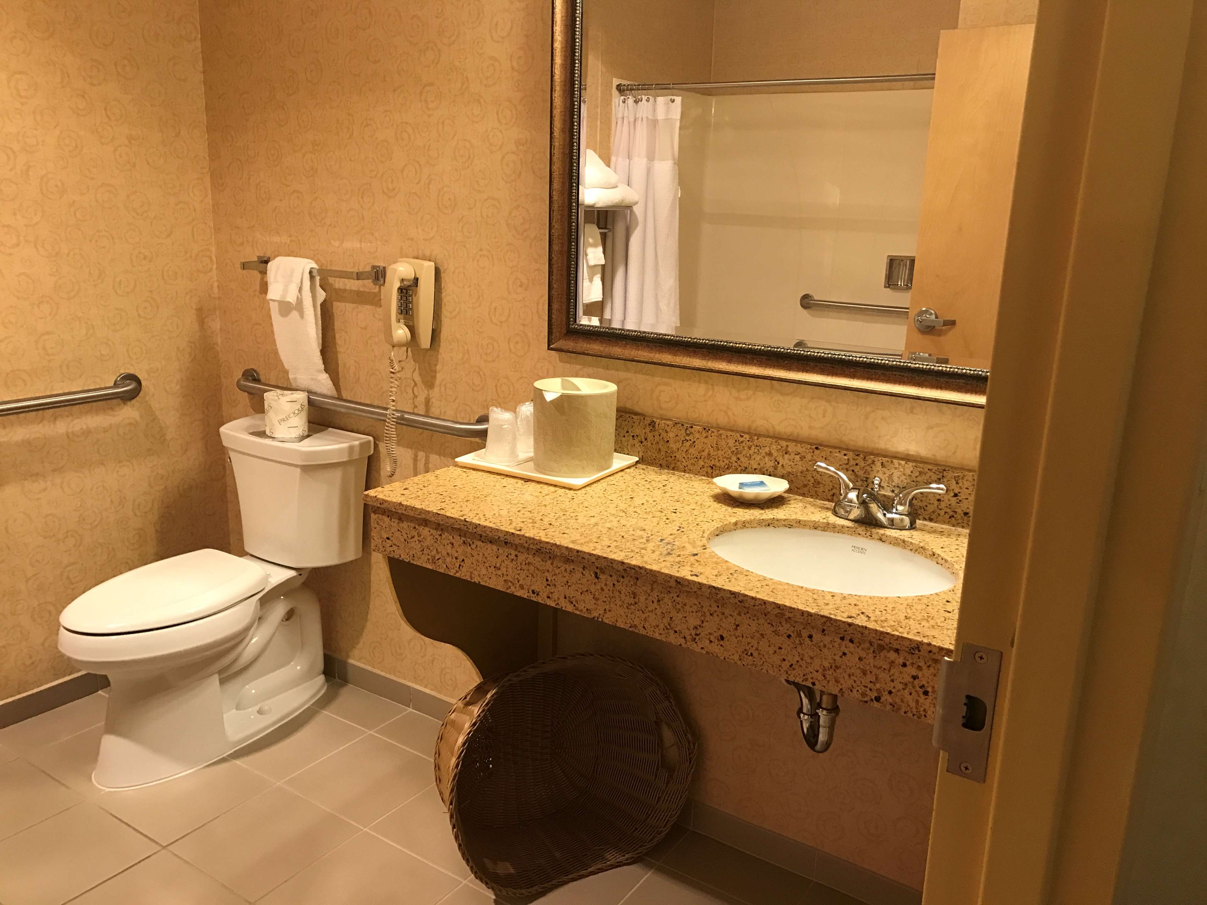 Best Western Plus Revere Inn & Suites Photo