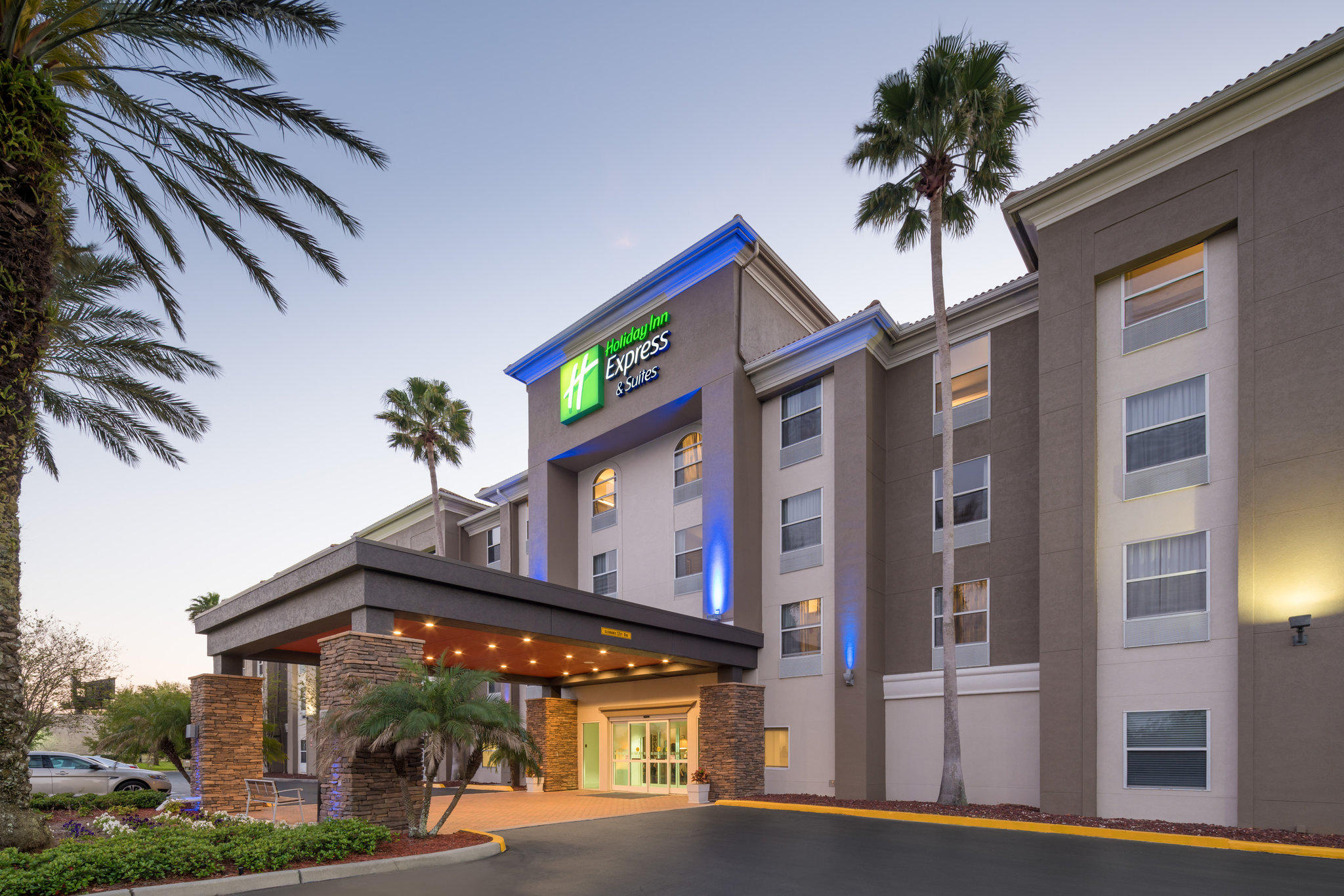 Holiday Inn Express & Suites Orlando International Airport Photo