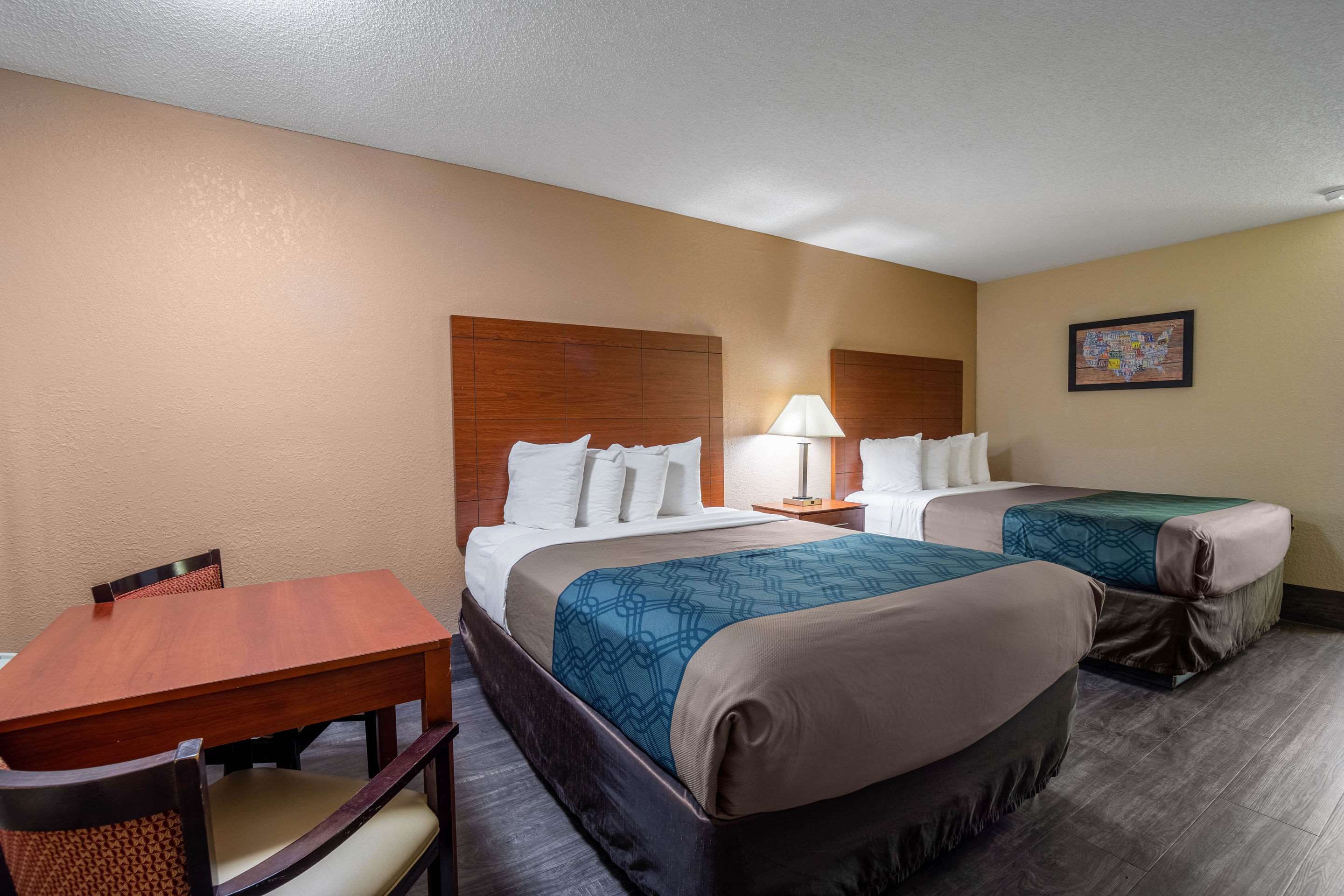 Econo Lodge Inn & Suites Photo