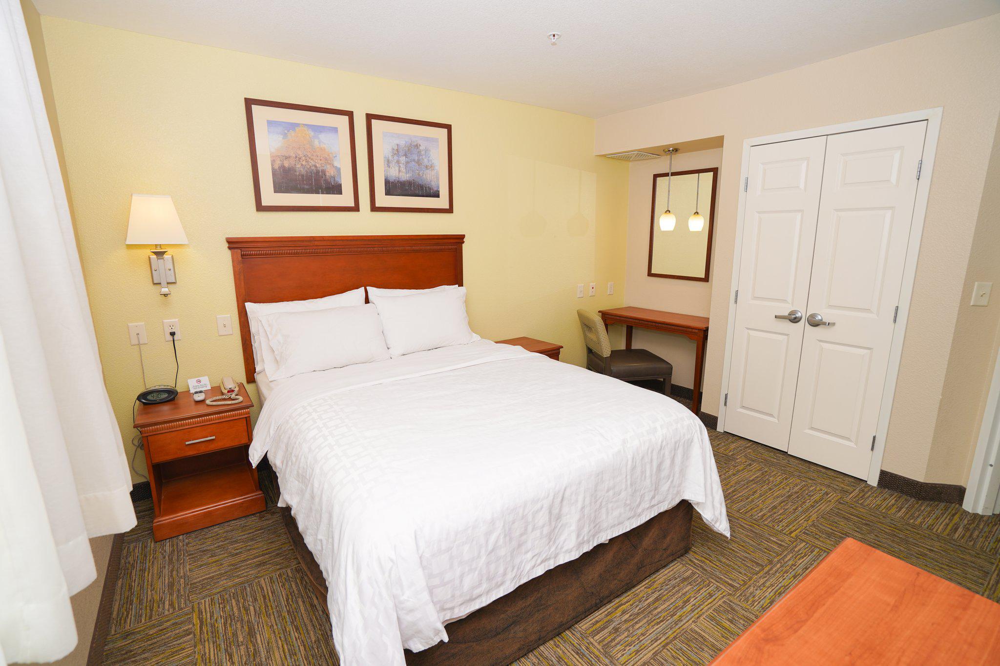 Candlewood Suites Boise - Towne Square Photo