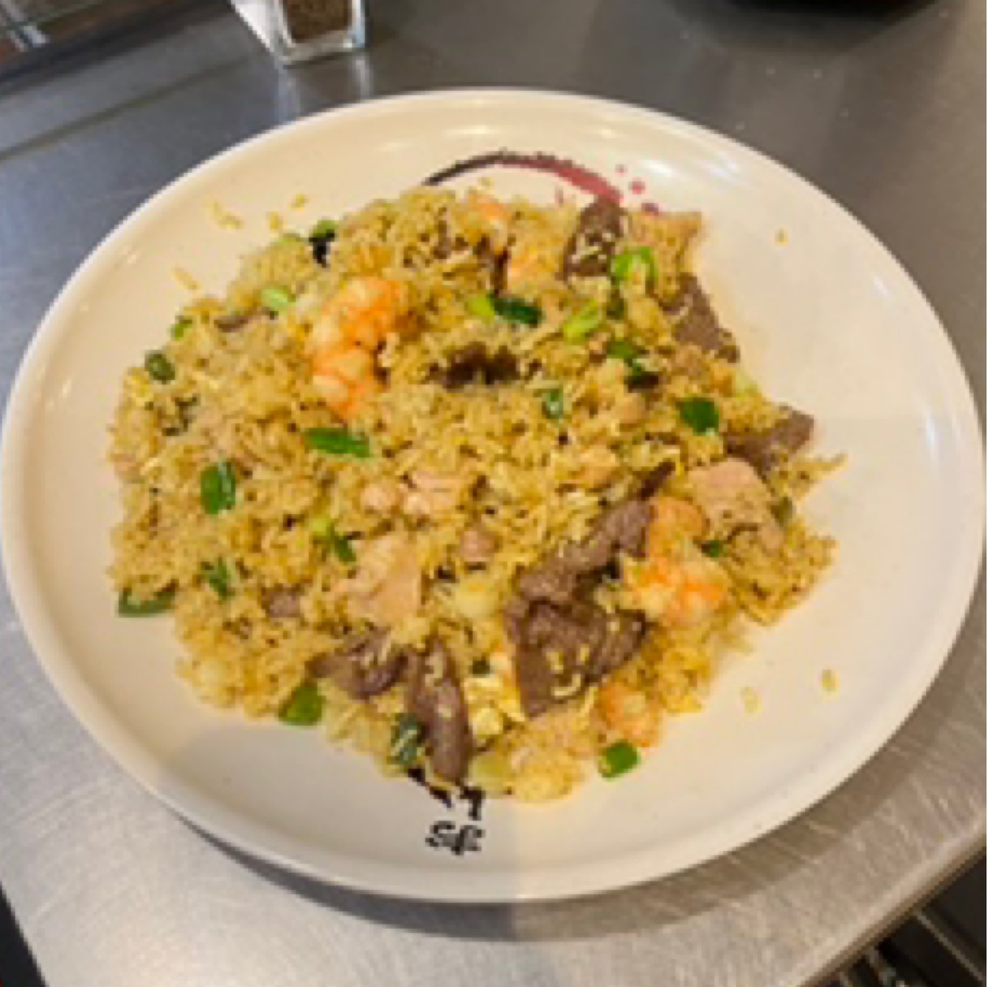 22. VN style (P) Pork or (C) Chicken curry fried rice - cơm chiên thịt heo hoặc gà