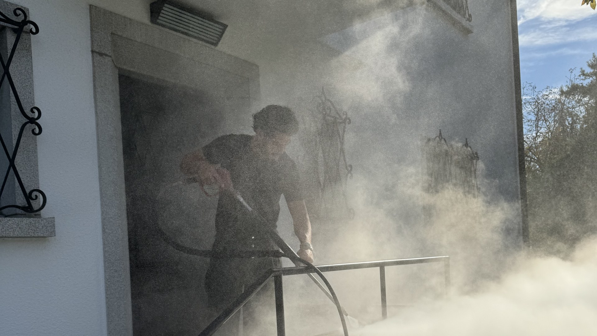 Steam Cleaning of Roofs and Façades