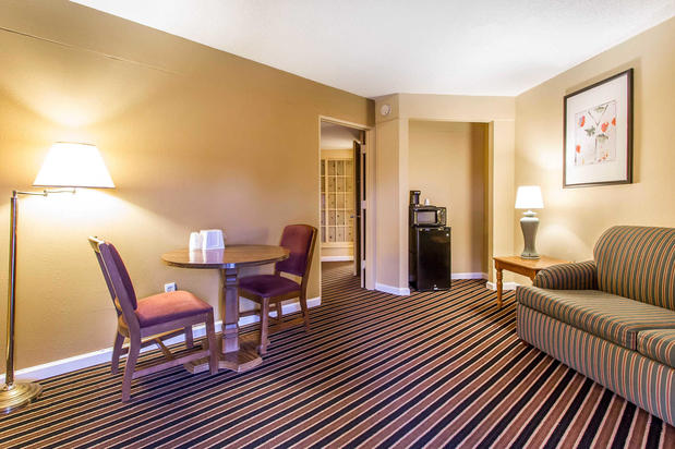 Images Econo Lodge Inn & Suites