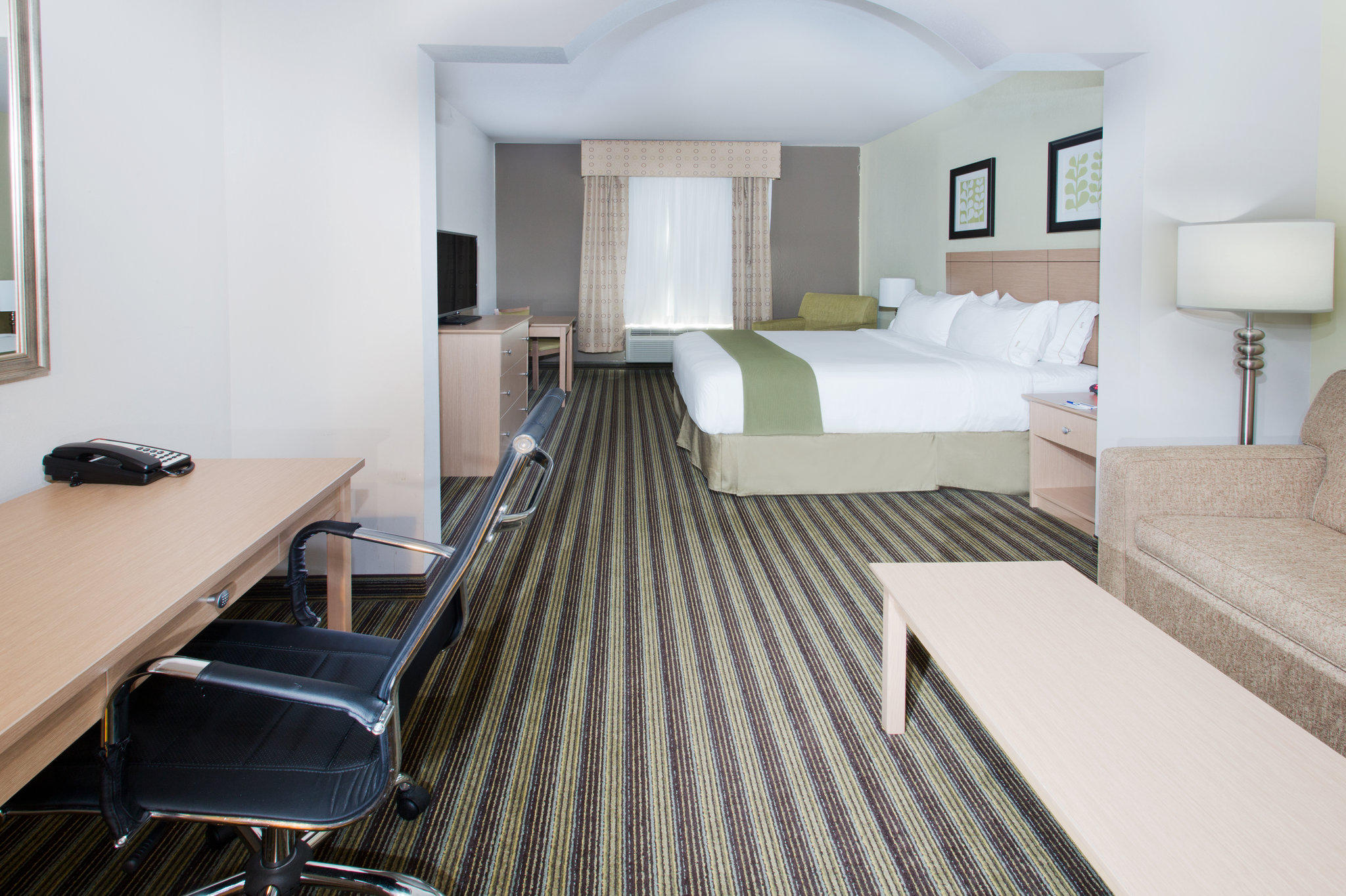 Holiday Inn Express & Suites Alvarado Photo