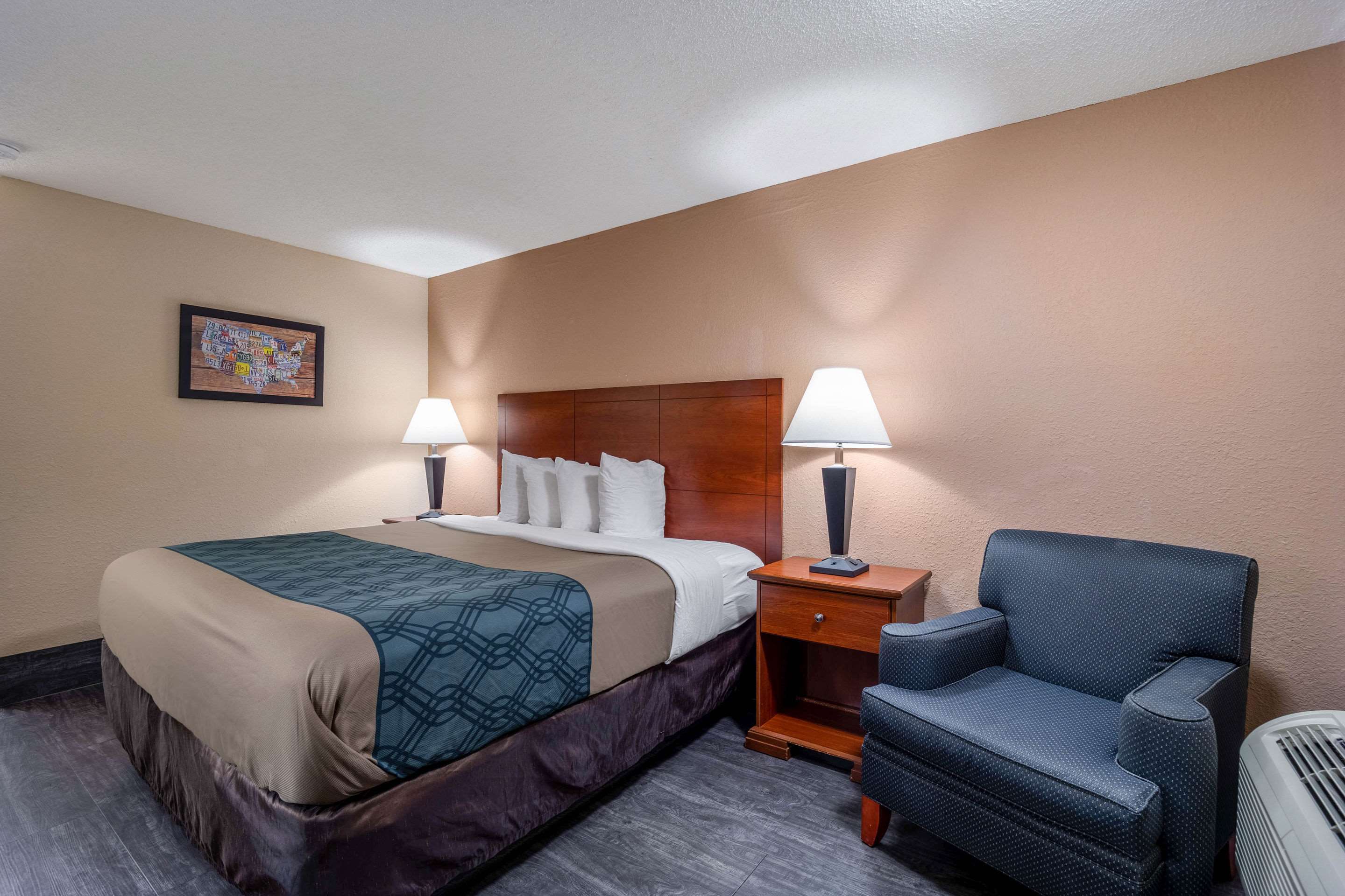 Econo Lodge Inn & Suites Photo