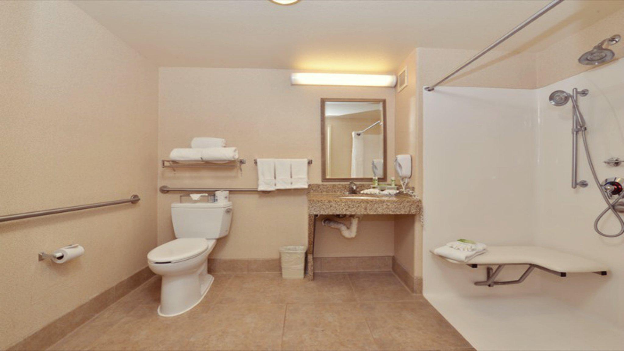 Holiday Inn Express & Suites Lincoln-Roseville Area Photo