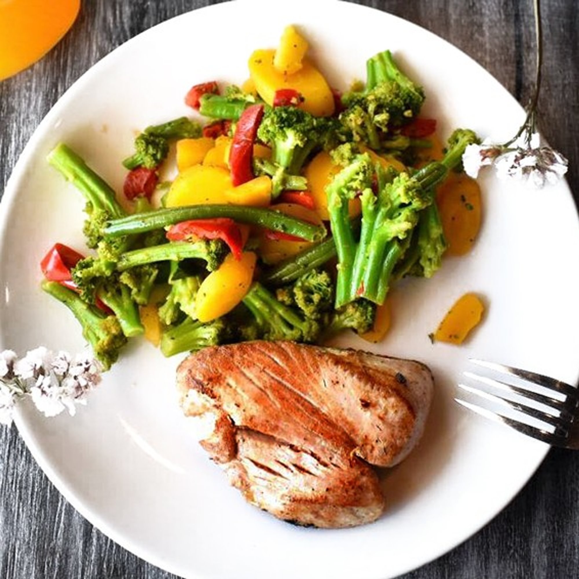 Salmón or Tuna with 2 Sides